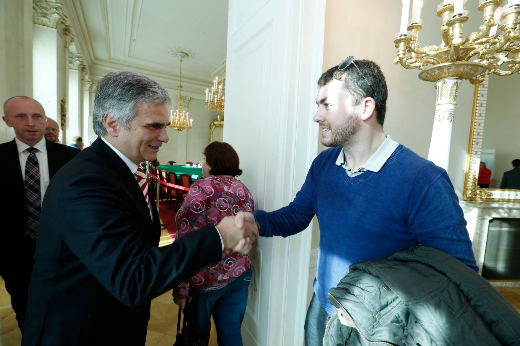 Am 26. Oktober 2013 empfing Bundeskanzler Werner Faymann im Rahmen des Nationalfeiertages Besucherinnen und Besucher im Bundeskanzleramt.