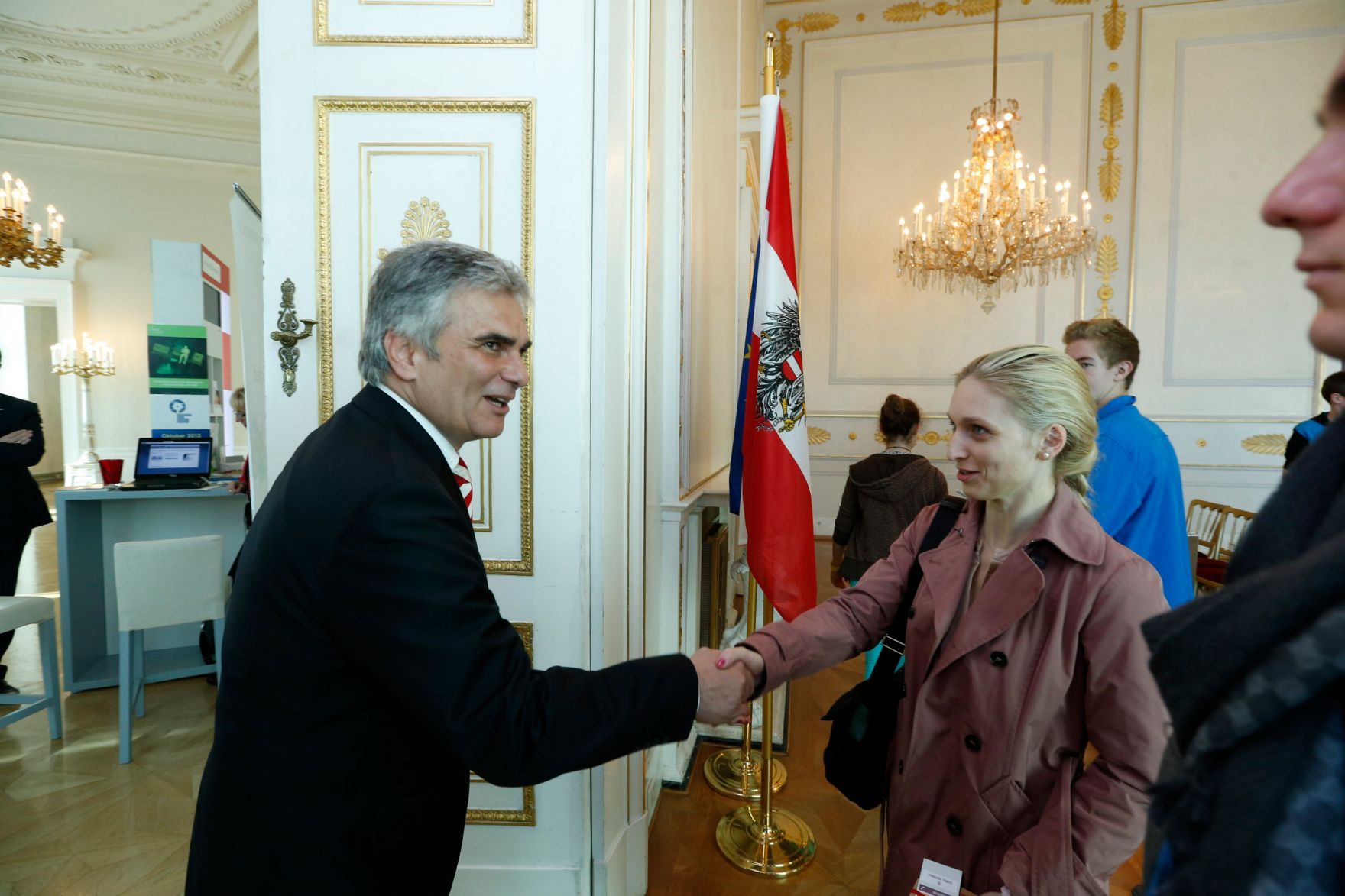 Am 26. Oktober 2013 empfing Bundeskanzler Werner Faymann im Rahmen des Nationalfeiertages Besucherinnen und Besucher im Bundeskanzleramt.