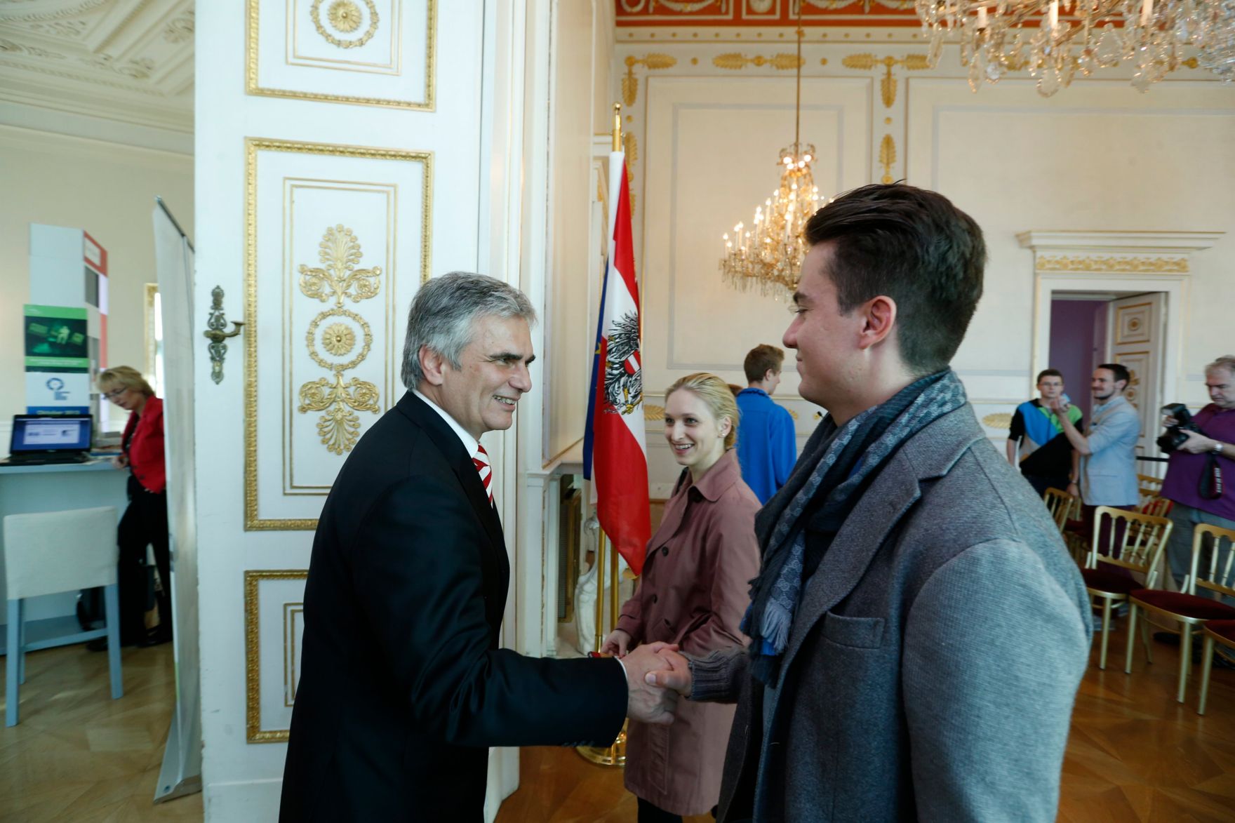 Am 26. Oktober 2013 empfing Bundeskanzler Werner Faymann im Rahmen des Nationalfeiertages Besucherinnen und Besucher im Bundeskanzleramt.