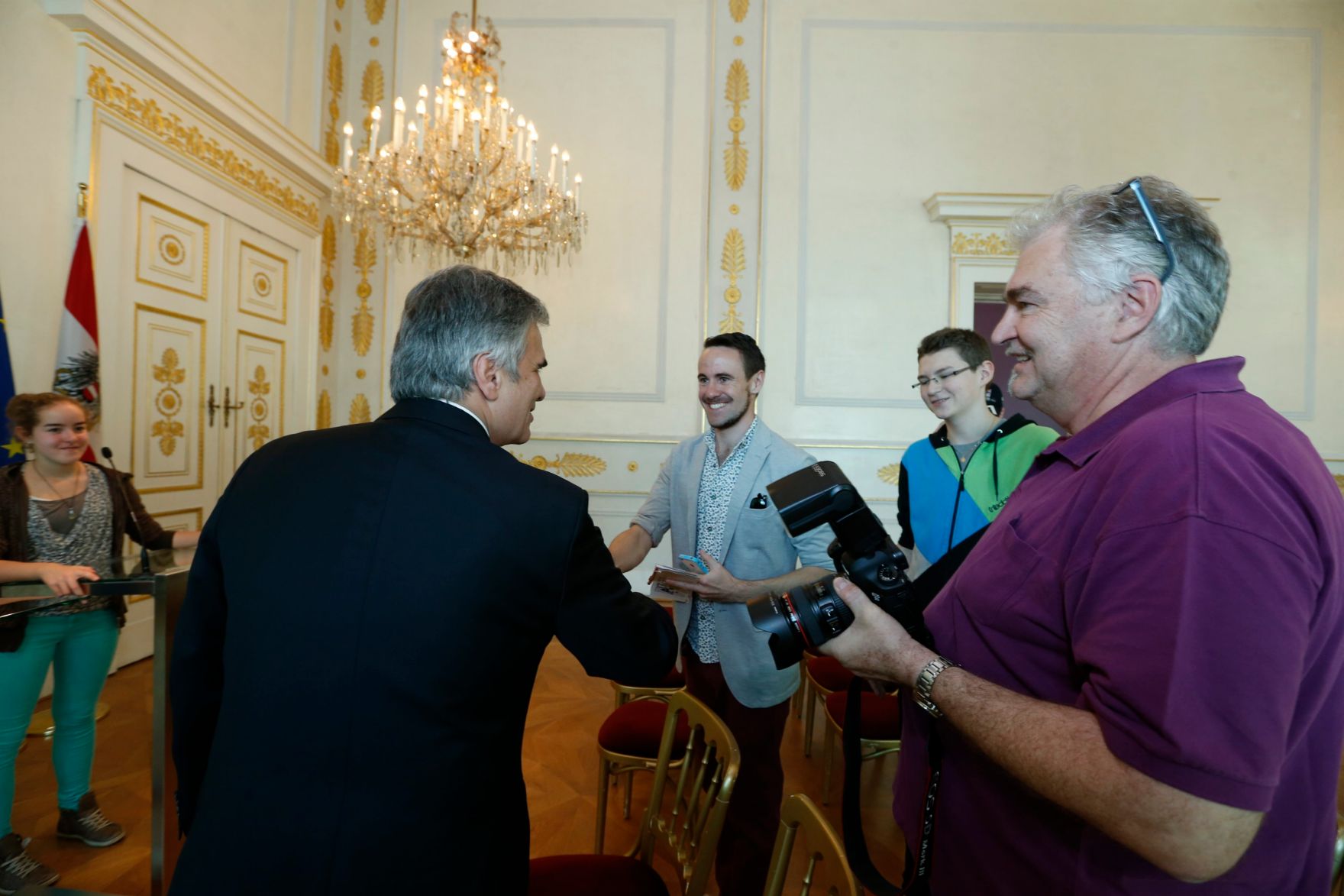 Am 26. Oktober 2013 empfing Bundeskanzler Werner Faymann im Rahmen des Nationalfeiertages Besucherinnen und Besucher im Bundeskanzleramt.