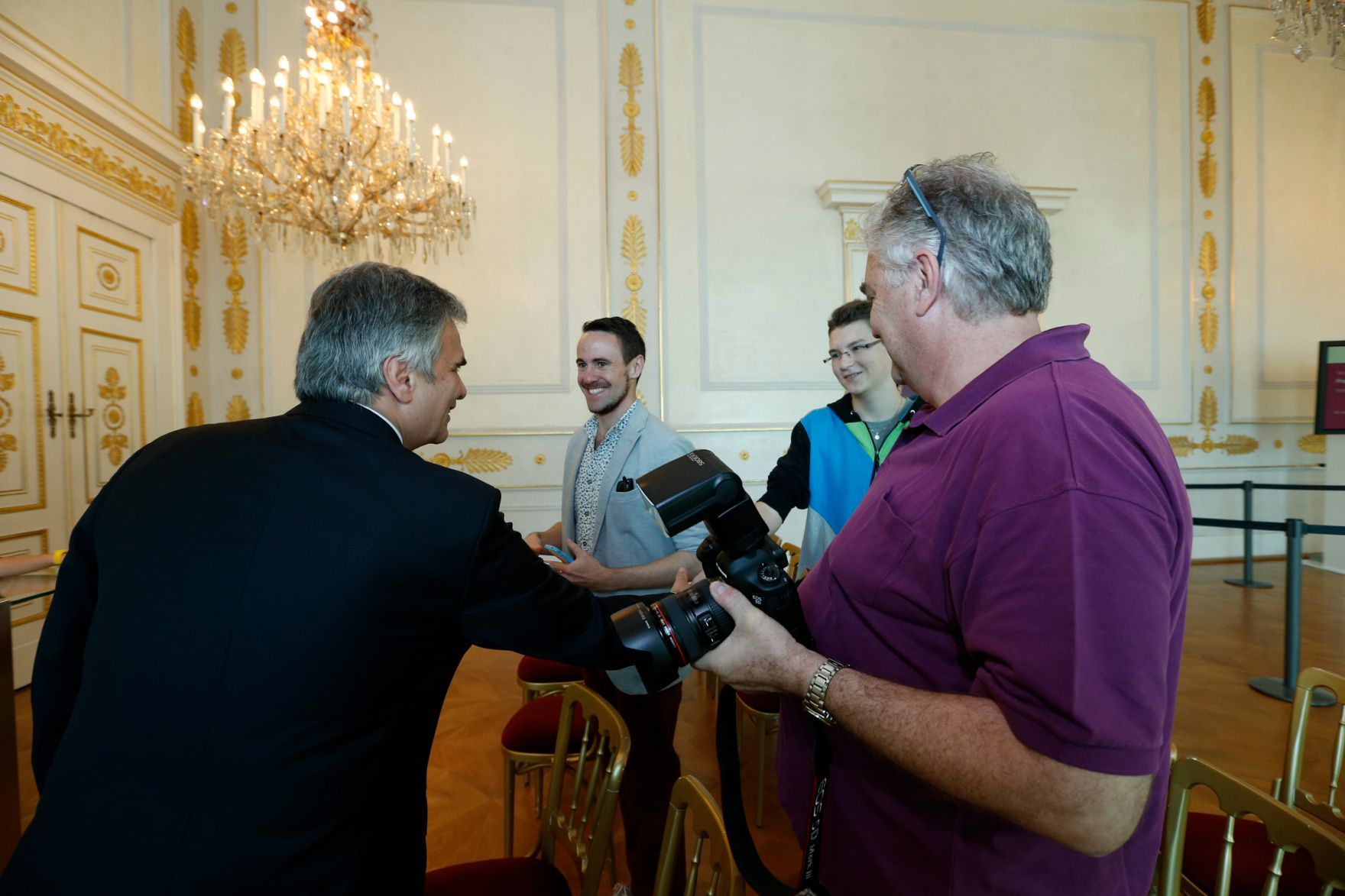 Am 26. Oktober 2013 empfing Bundeskanzler Werner Faymann im Rahmen des Nationalfeiertages Besucherinnen und Besucher im Bundeskanzleramt.
