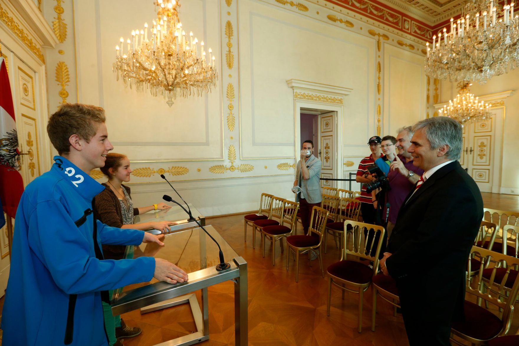 Am 26. Oktober 2013 empfing Bundeskanzler Werner Faymann im Rahmen des Nationalfeiertages Besucherinnen und Besucher im Bundeskanzleramt.