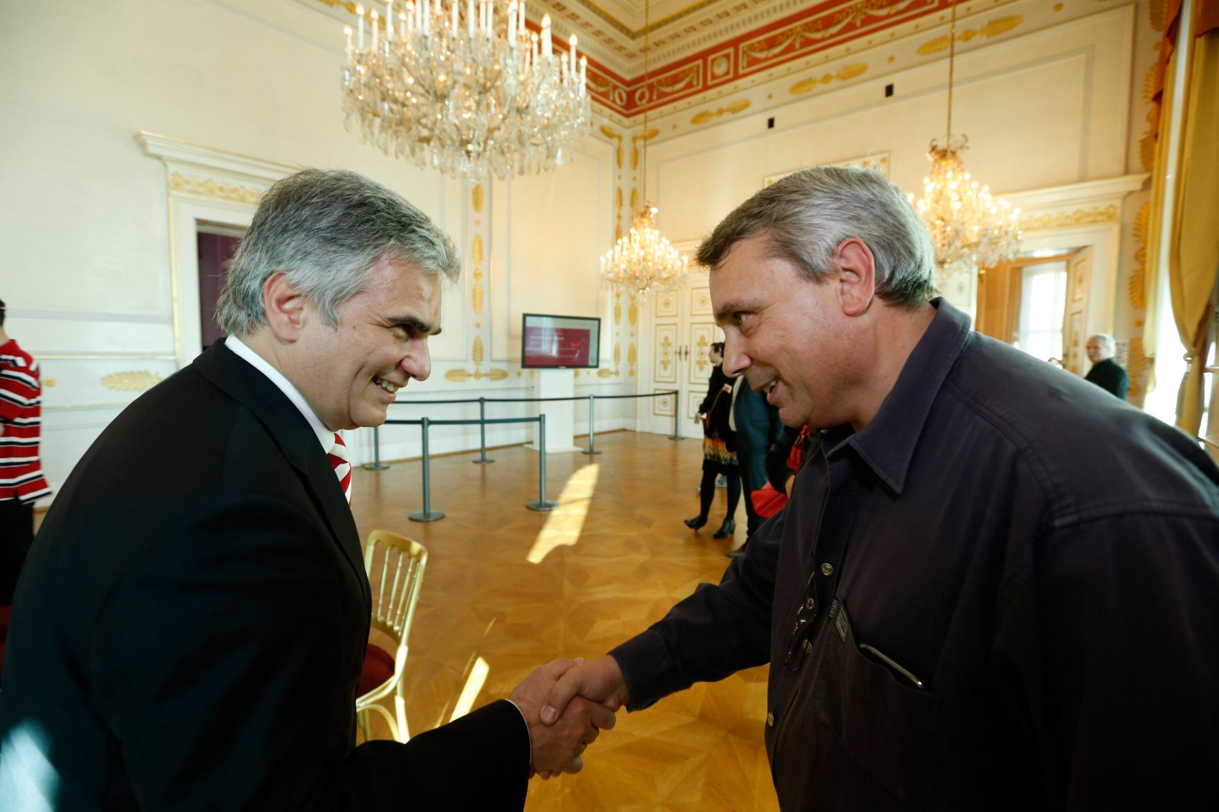 Am 26. Oktober 2013 empfing Bundeskanzler Werner Faymann im Rahmen des Nationalfeiertages Besucherinnen und Besucher im Bundeskanzleramt.