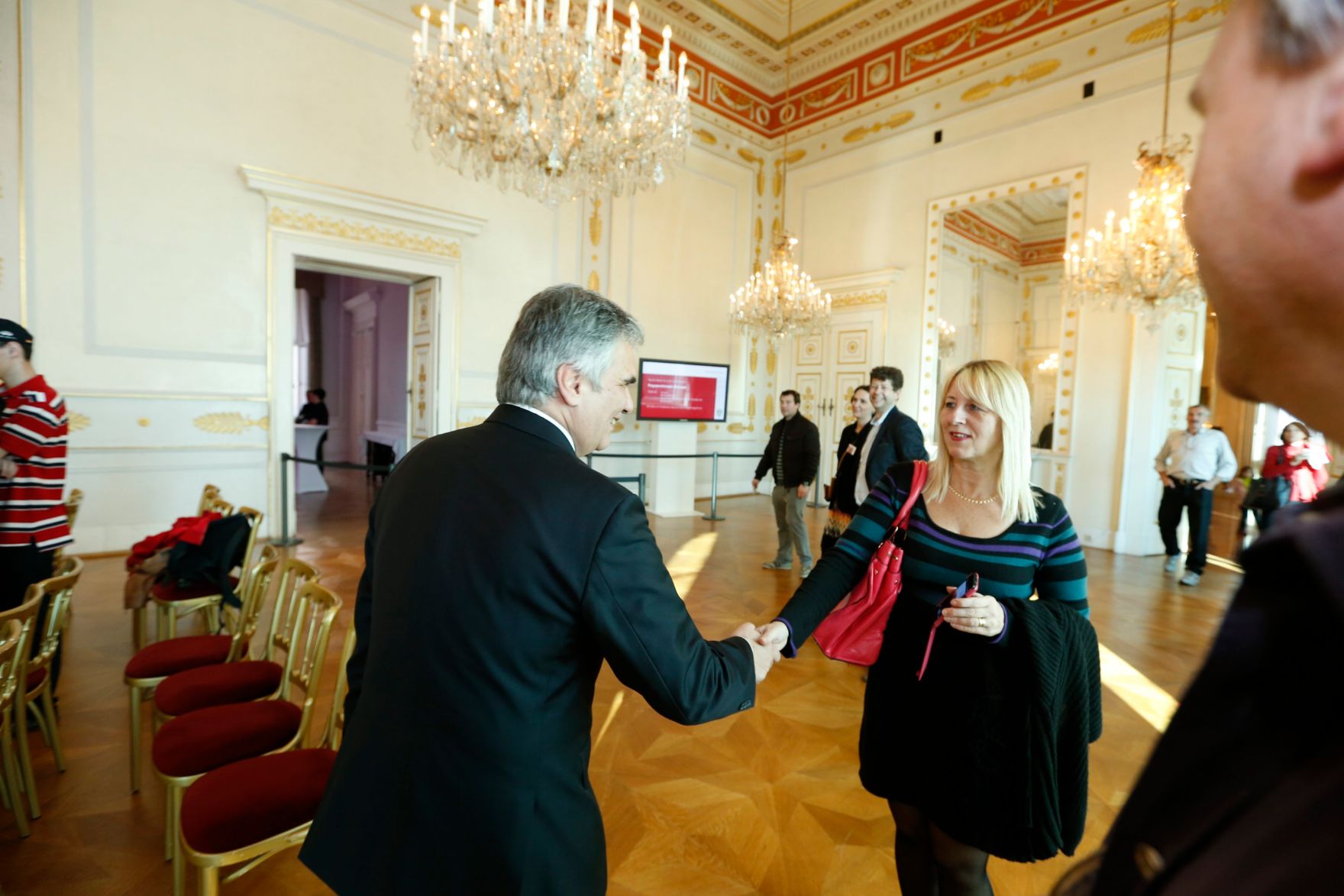 Am 26. Oktober 2013 empfing Bundeskanzler Werner Faymann im Rahmen des Nationalfeiertages Besucherinnen und Besucher im Bundeskanzleramt.