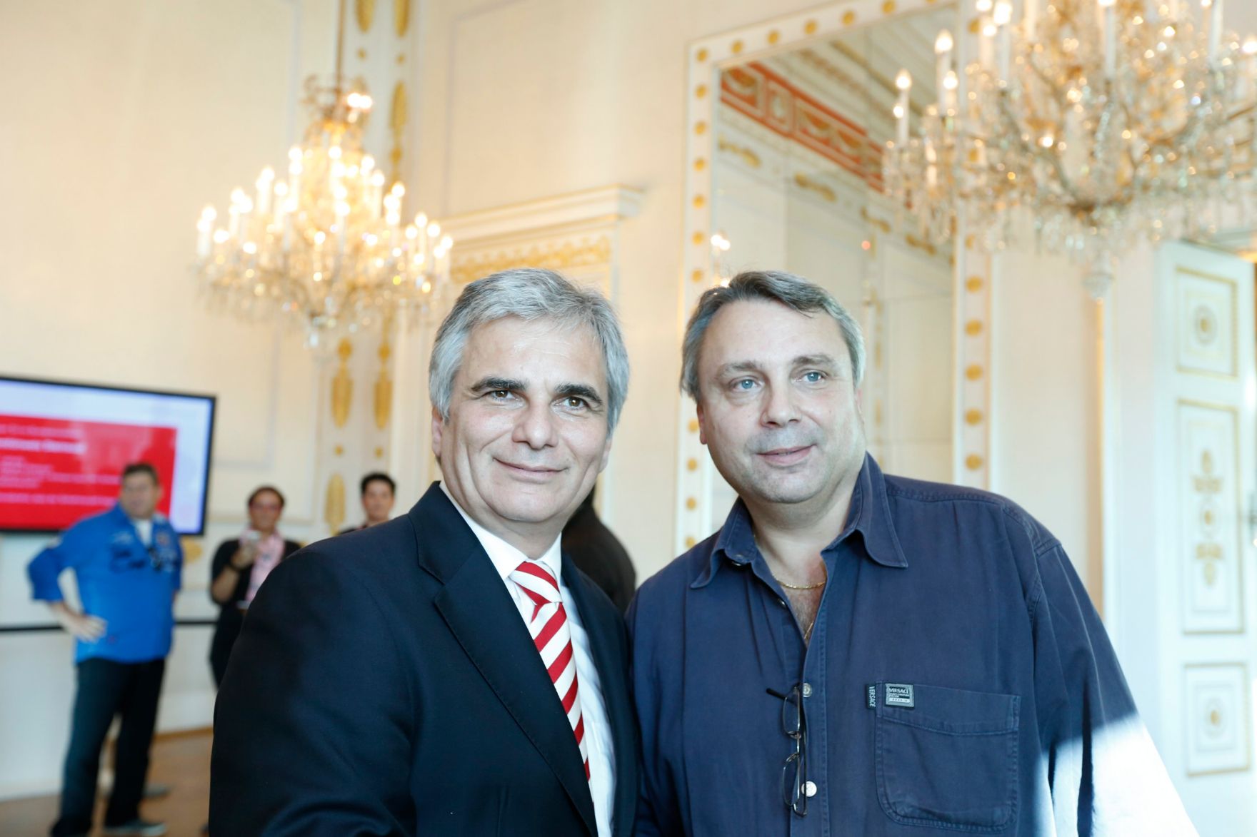 Am 26. Oktober 2013 empfing Bundeskanzler Werner Faymann im Rahmen des Nationalfeiertages Besucherinnen und Besucher im Bundeskanzleramt.