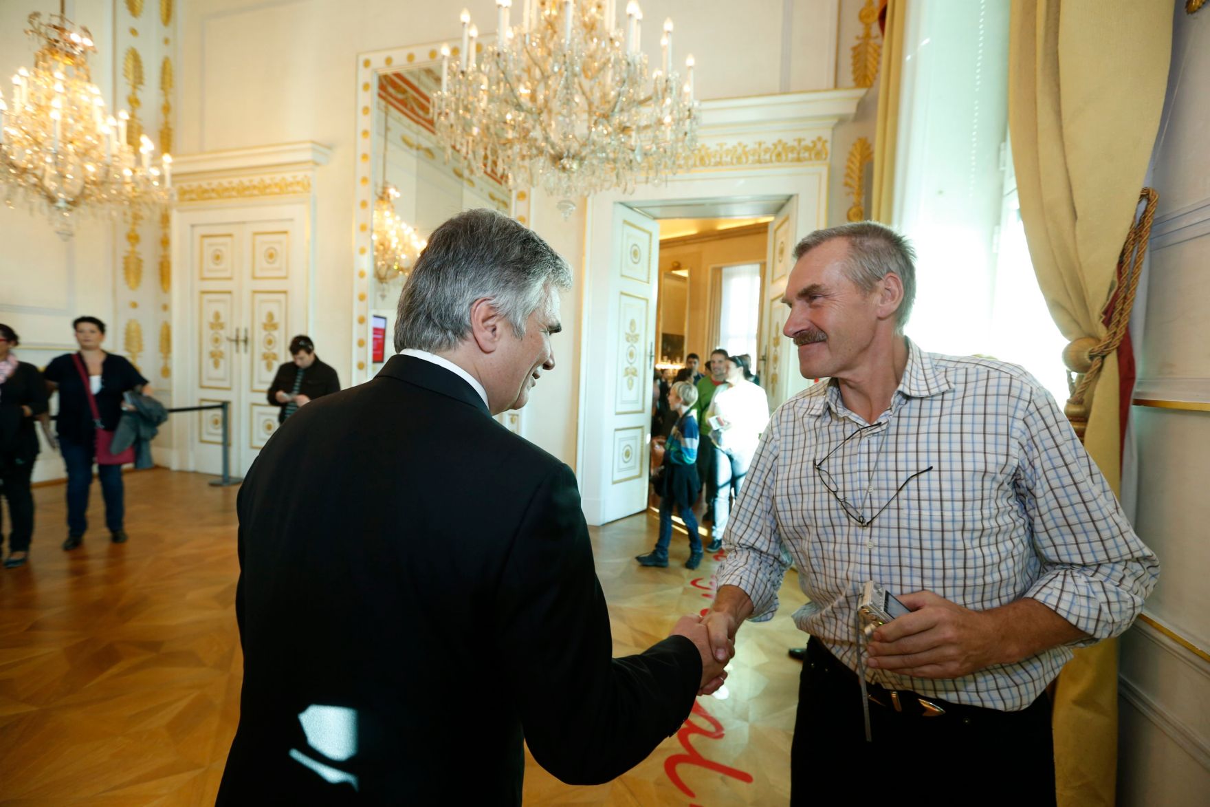 Am 26. Oktober 2013 empfing Bundeskanzler Werner Faymann im Rahmen des Nationalfeiertages Besucherinnen und Besucher im Bundeskanzleramt.