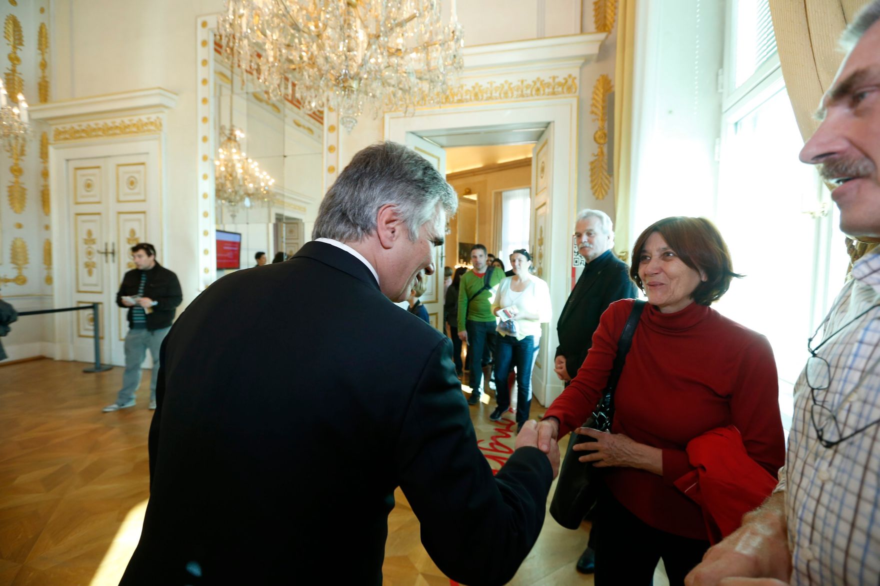 Am 26. Oktober 2013 empfing Bundeskanzler Werner Faymann im Rahmen des Nationalfeiertages Besucherinnen und Besucher im Bundeskanzleramt.