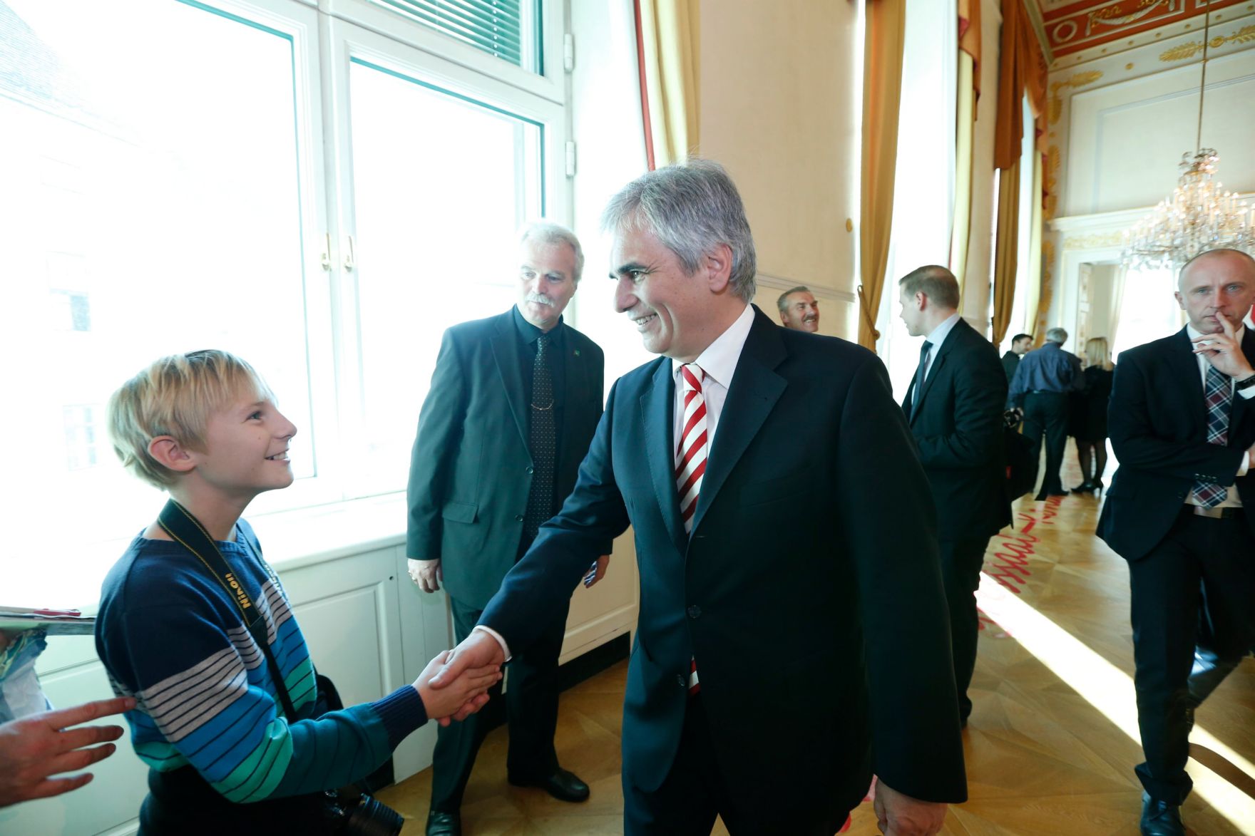 Am 26. Oktober 2013 empfing Bundeskanzler Werner Faymann im Rahmen des Nationalfeiertages Besucherinnen und Besucher im Bundeskanzleramt.
