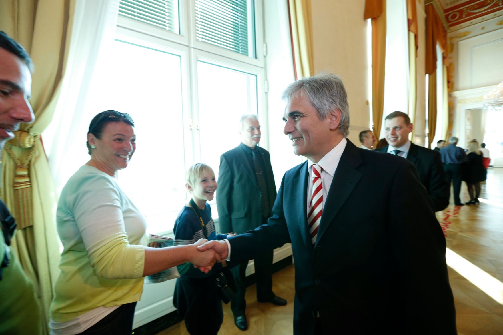 Am 26. Oktober 2013 empfing Bundeskanzler Werner Faymann im Rahmen des Nationalfeiertages Besucherinnen und Besucher im Bundeskanzleramt.