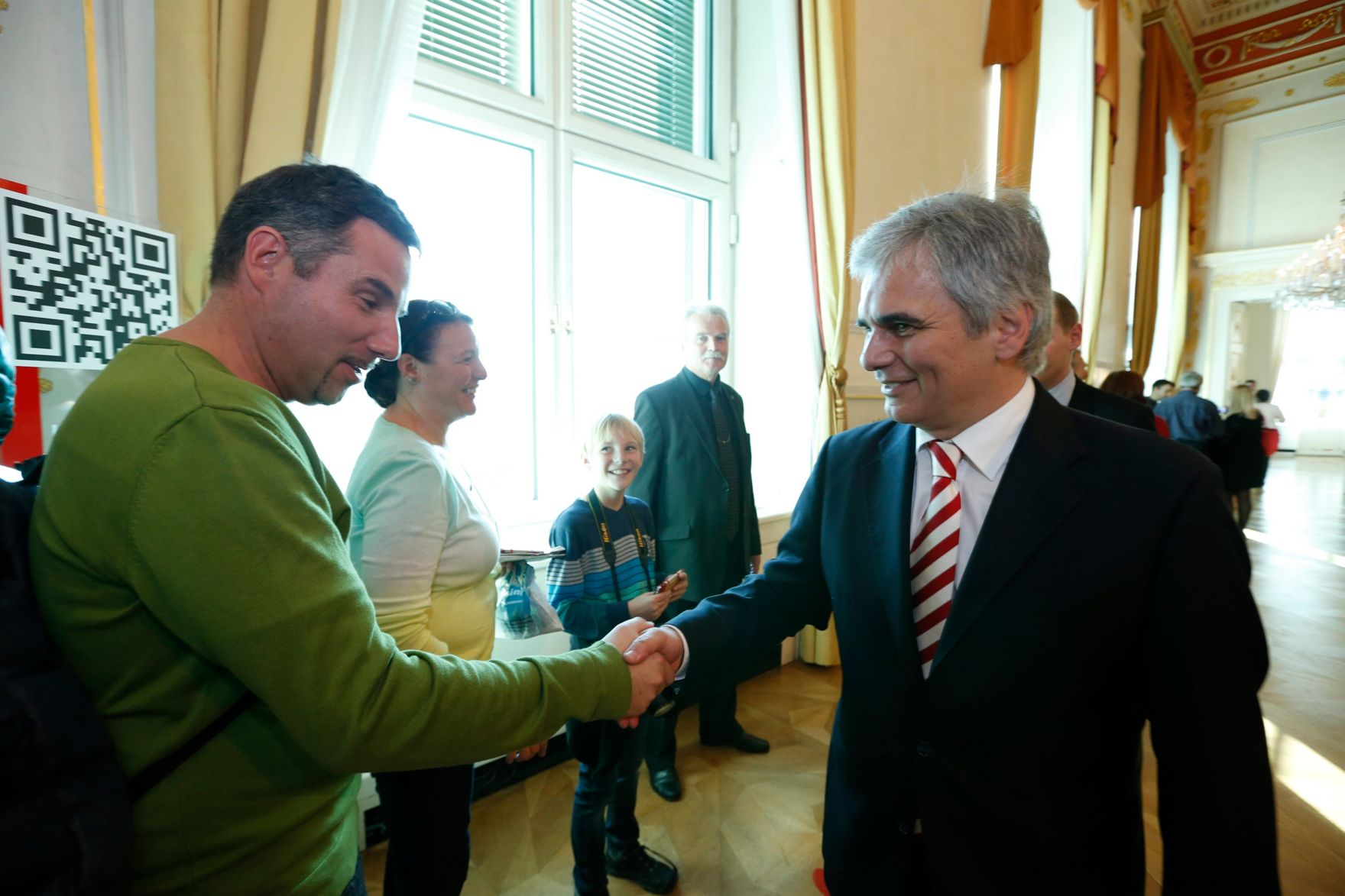 Am 26. Oktober 2013 empfing Bundeskanzler Werner Faymann im Rahmen des Nationalfeiertages Besucherinnen und Besucher im Bundeskanzleramt.