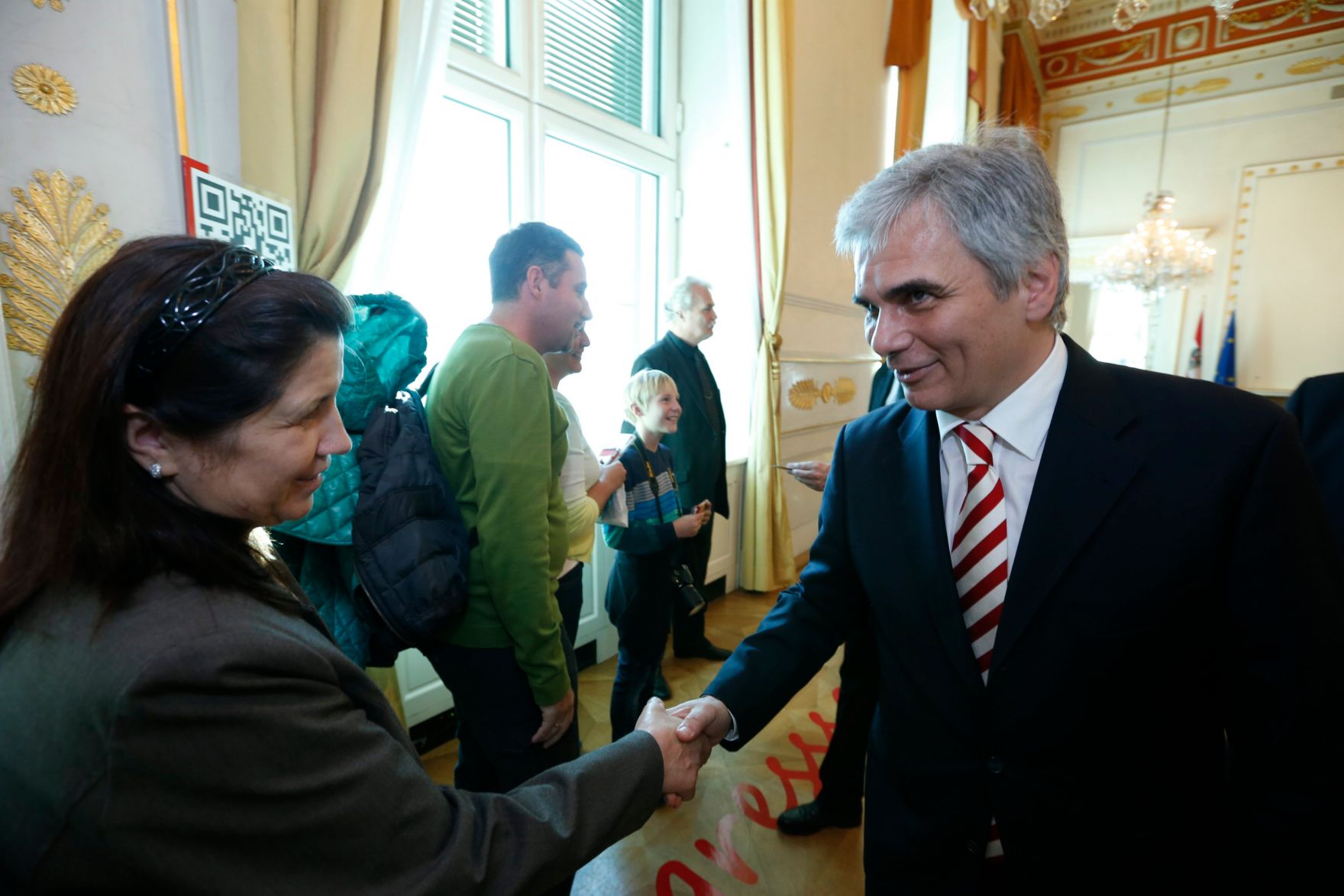 Am 26. Oktober 2013 empfing Bundeskanzler Werner Faymann im Rahmen des Nationalfeiertages Besucherinnen und Besucher im Bundeskanzleramt.
