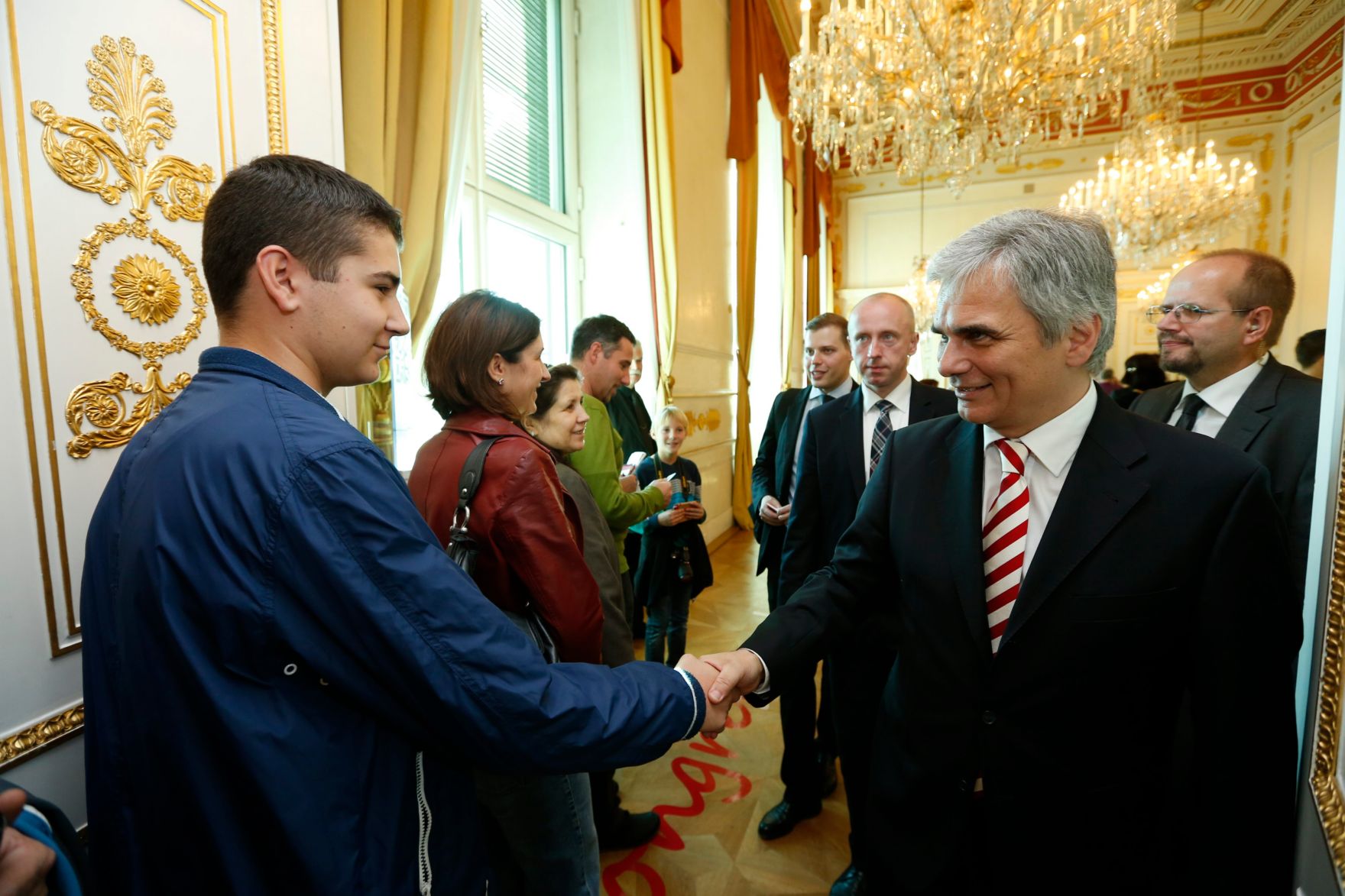 Am 26. Oktober 2013 empfing Bundeskanzler Werner Faymann im Rahmen des Nationalfeiertages Besucherinnen und Besucher im Bundeskanzleramt.