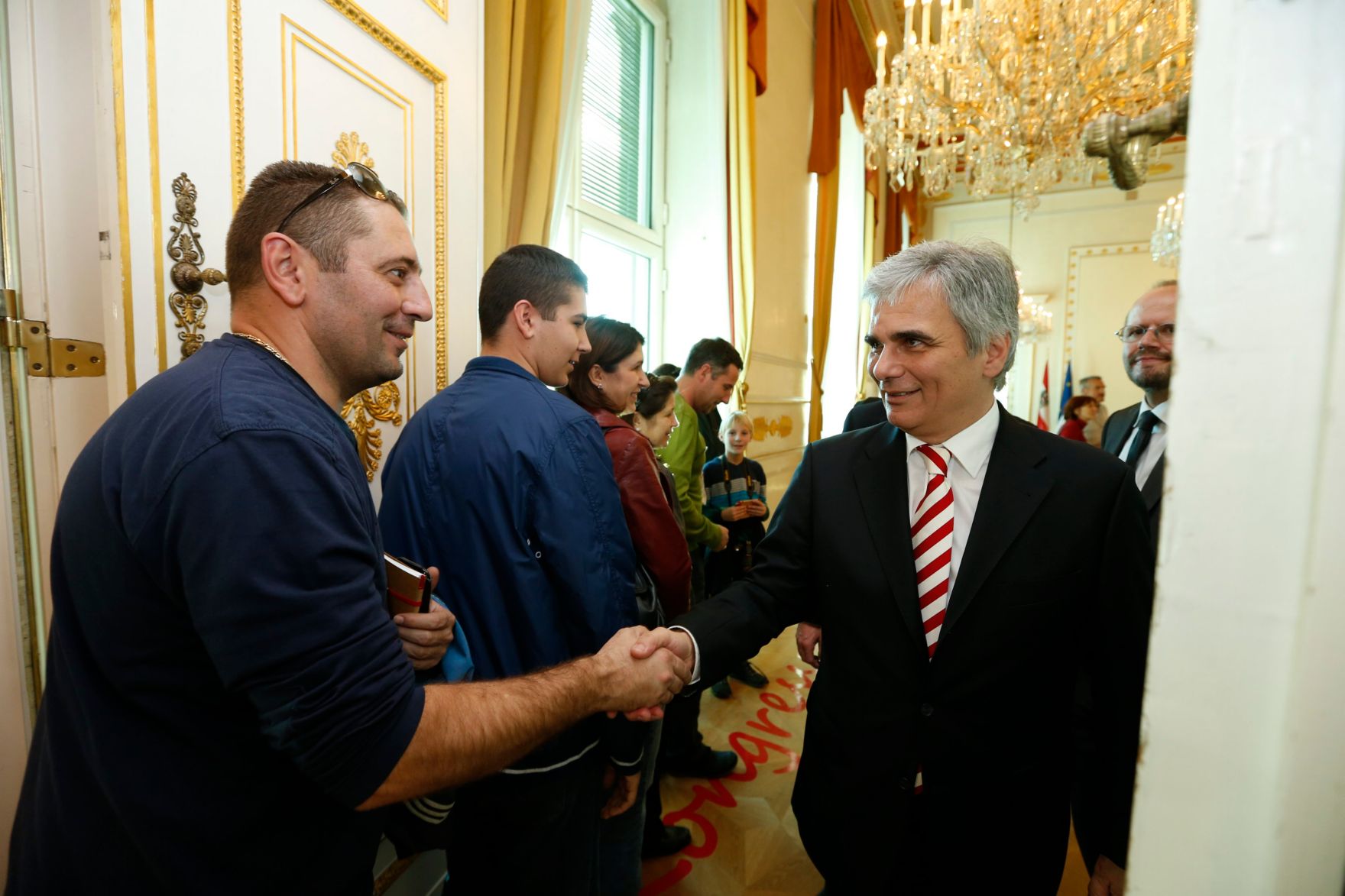 Am 26. Oktober 2013 empfing Bundeskanzler Werner Faymann im Rahmen des Nationalfeiertages Besucherinnen und Besucher im Bundeskanzleramt.