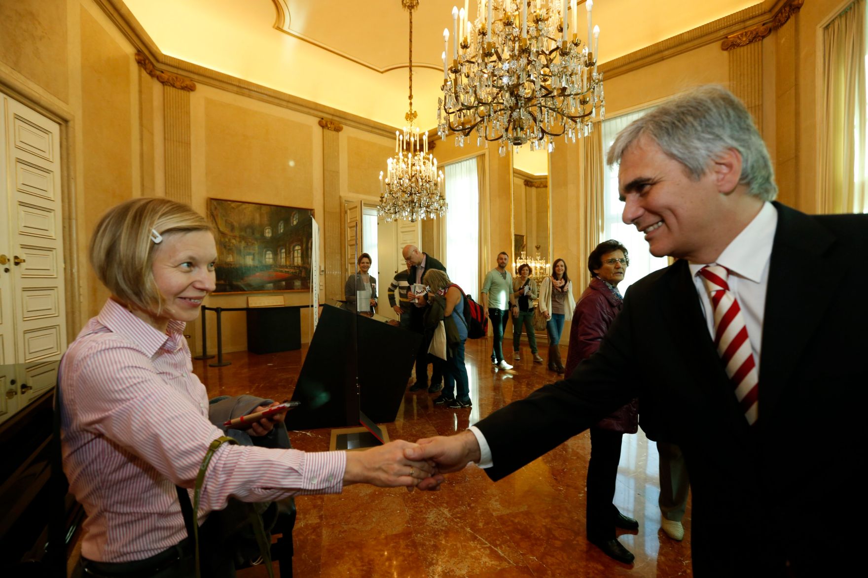Am 26. Oktober 2013 empfing Bundeskanzler Werner Faymann im Rahmen des Nationalfeiertages Besucherinnen und Besucher im Bundeskanzleramt.