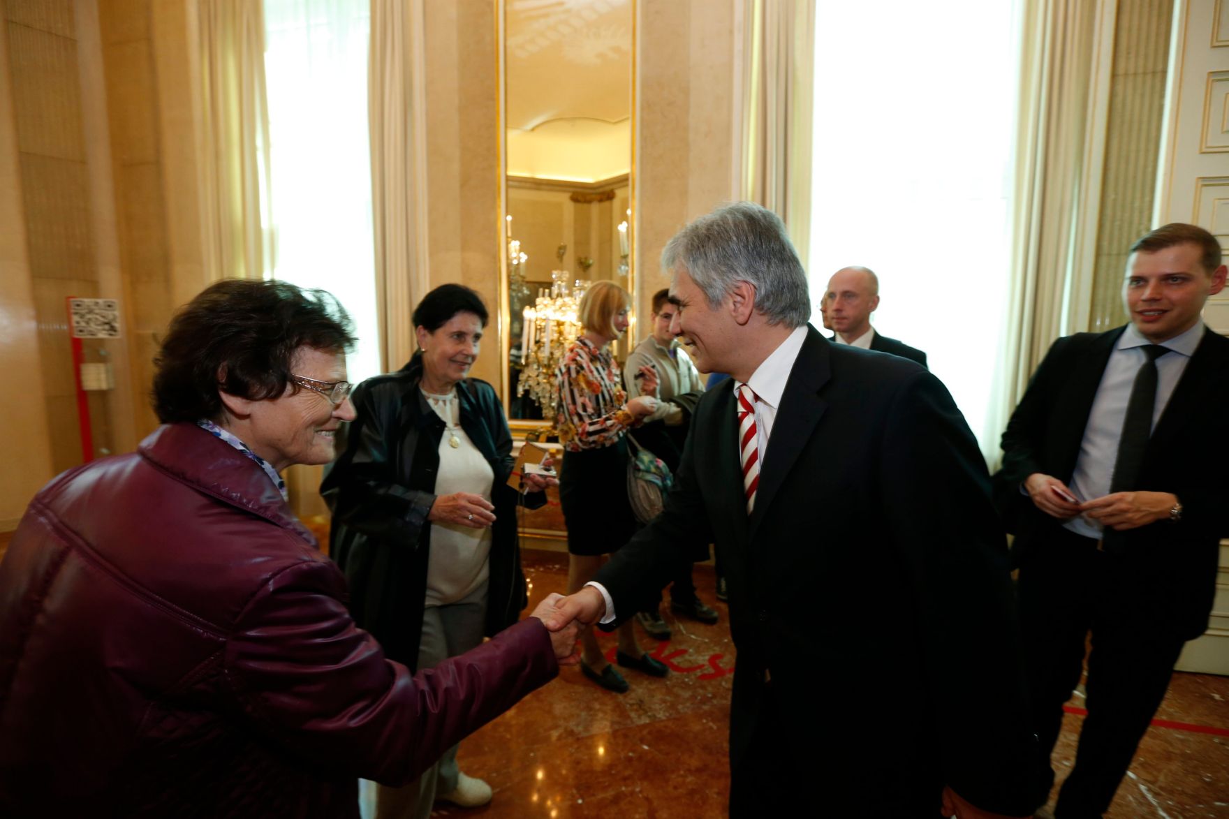 Am 26. Oktober 2013 empfing Bundeskanzler Werner Faymann im Rahmen des Nationalfeiertages Besucherinnen und Besucher im Bundeskanzleramt.