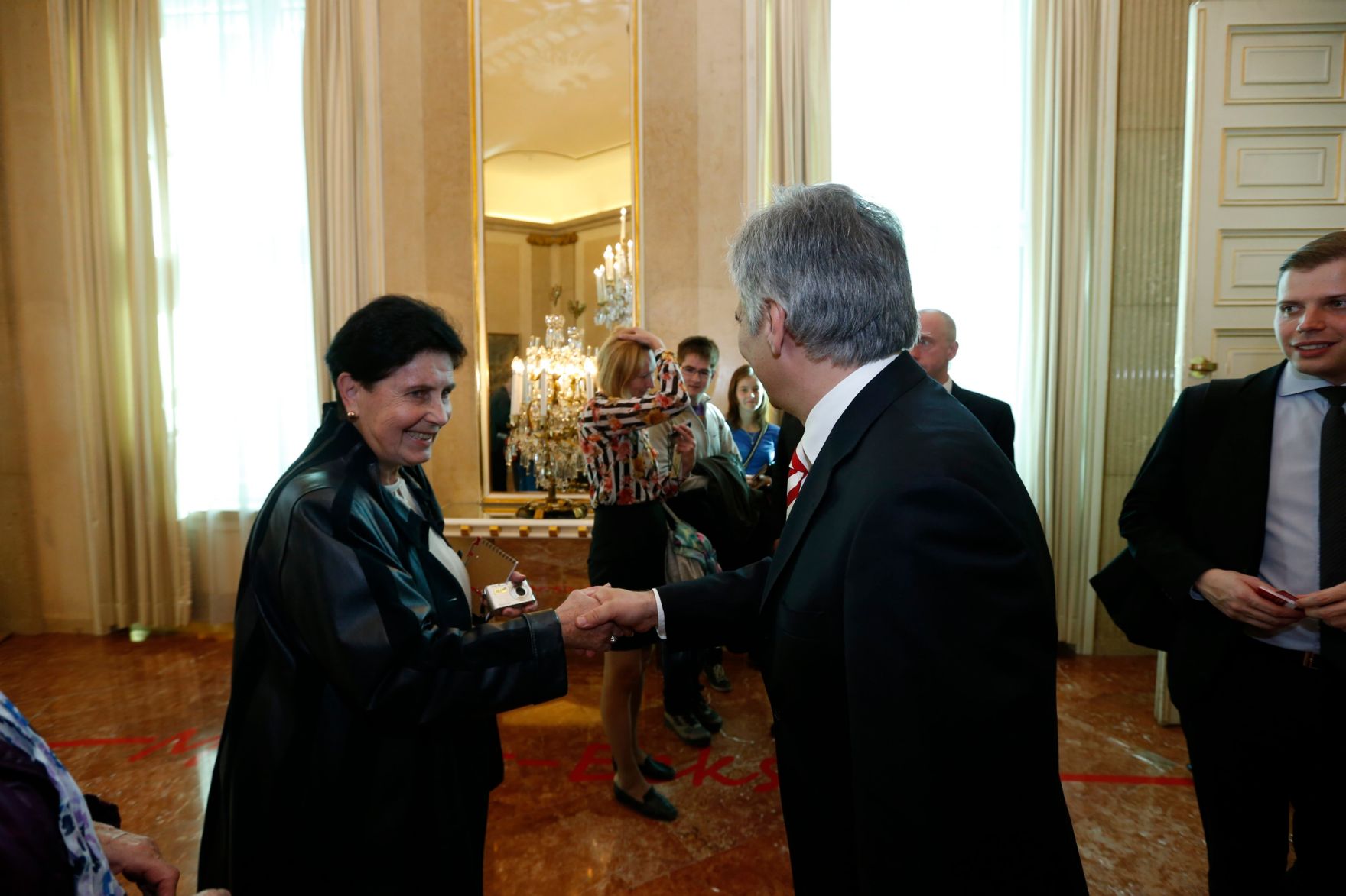 Am 26. Oktober 2013 empfing Bundeskanzler Werner Faymann im Rahmen des Nationalfeiertages Besucherinnen und Besucher im Bundeskanzleramt.
