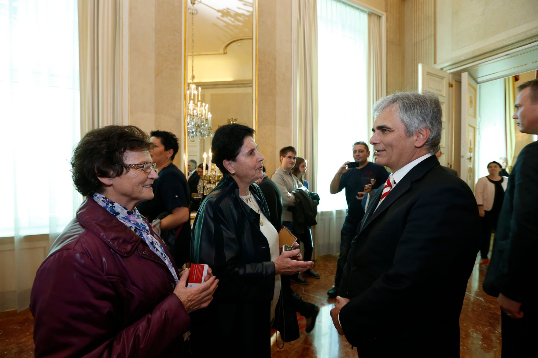 Am 26. Oktober 2013 empfing Bundeskanzler Werner Faymann im Rahmen des Nationalfeiertages Besucherinnen und Besucher im Bundeskanzleramt.