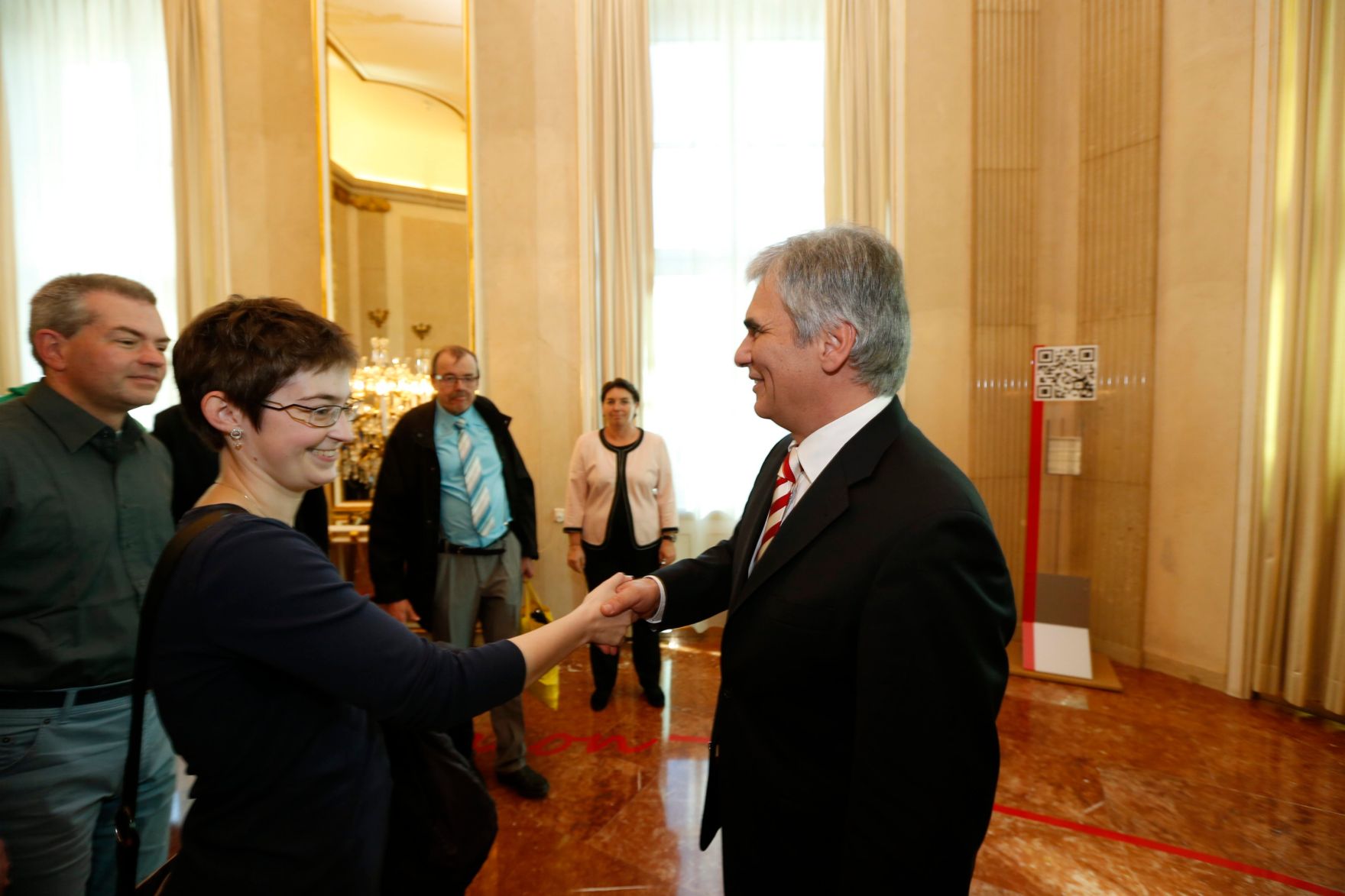 Am 26. Oktober 2013 empfing Bundeskanzler Werner Faymann im Rahmen des Nationalfeiertages Besucherinnen und Besucher im Bundeskanzleramt.