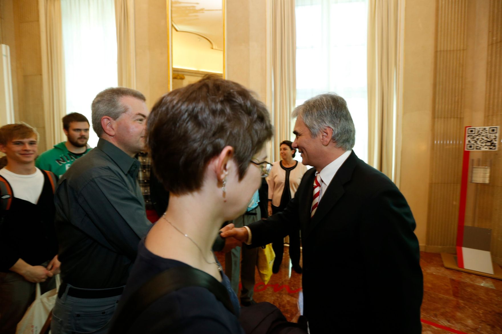Am 26. Oktober 2013 empfing Bundeskanzler Werner Faymann im Rahmen des Nationalfeiertages Besucherinnen und Besucher im Bundeskanzleramt.