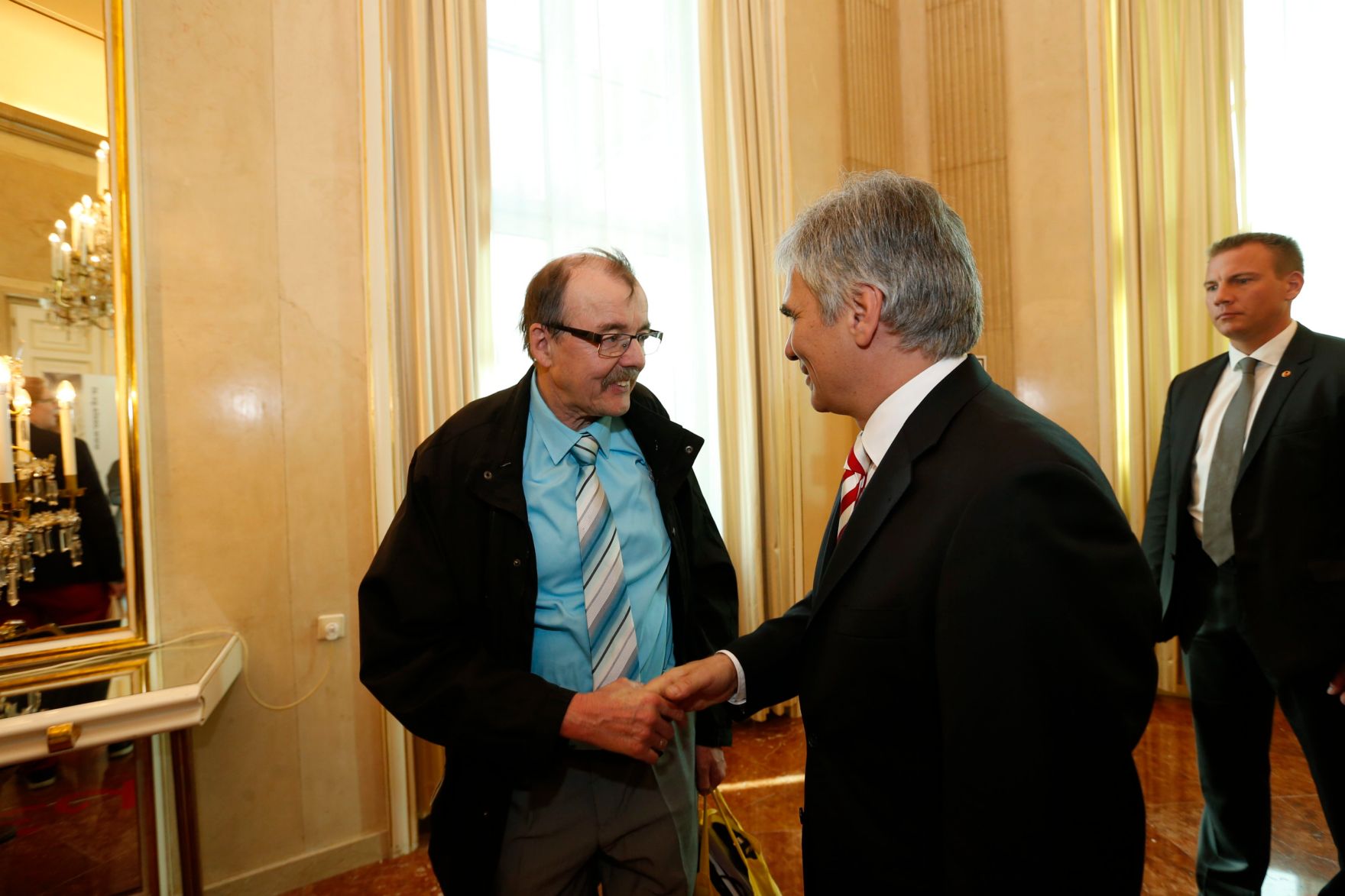 Am 26. Oktober 2013 empfing Bundeskanzler Werner Faymann im Rahmen des Nationalfeiertages Besucherinnen und Besucher im Bundeskanzleramt.