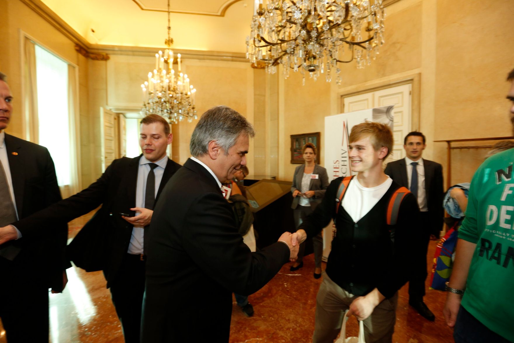 Am 26. Oktober 2013 empfing Bundeskanzler Werner Faymann im Rahmen des Nationalfeiertages Besucherinnen und Besucher im Bundeskanzleramt.