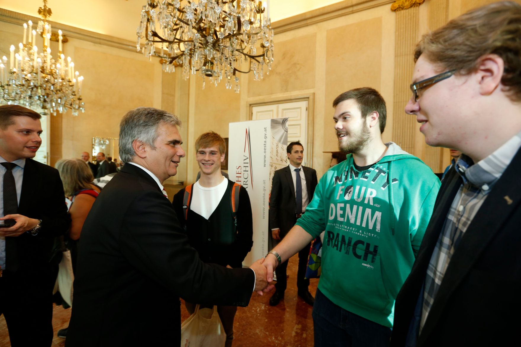Am 26. Oktober 2013 empfing Bundeskanzler Werner Faymann im Rahmen des Nationalfeiertages Besucherinnen und Besucher im Bundeskanzleramt.