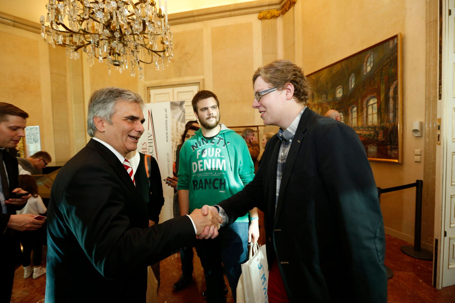 Am 26. Oktober 2013 empfing Bundeskanzler Werner Faymann im Rahmen des Nationalfeiertages Besucherinnen und Besucher im Bundeskanzleramt.