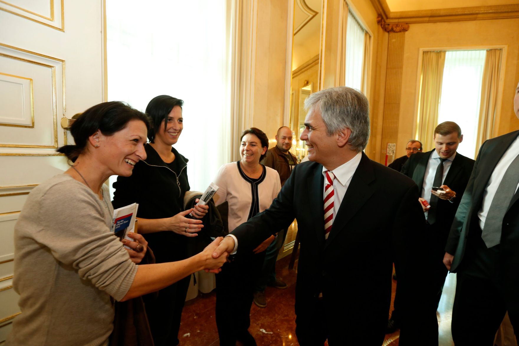 Am 26. Oktober 2013 empfing Bundeskanzler Werner Faymann im Rahmen des Nationalfeiertages Besucherinnen und Besucher im Bundeskanzleramt.