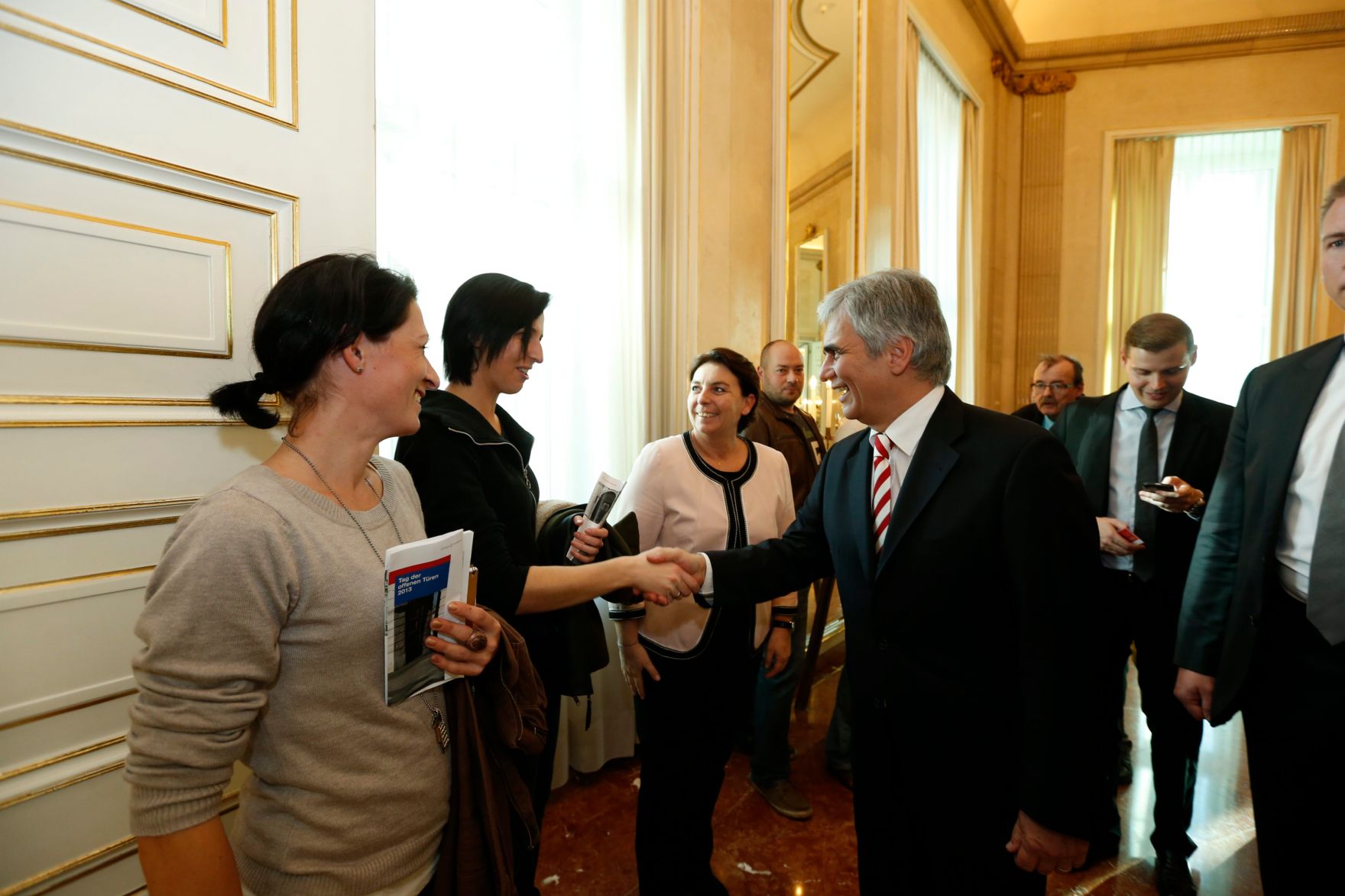 Am 26. Oktober 2013 empfing Bundeskanzler Werner Faymann im Rahmen des Nationalfeiertages Besucherinnen und Besucher im Bundeskanzleramt.