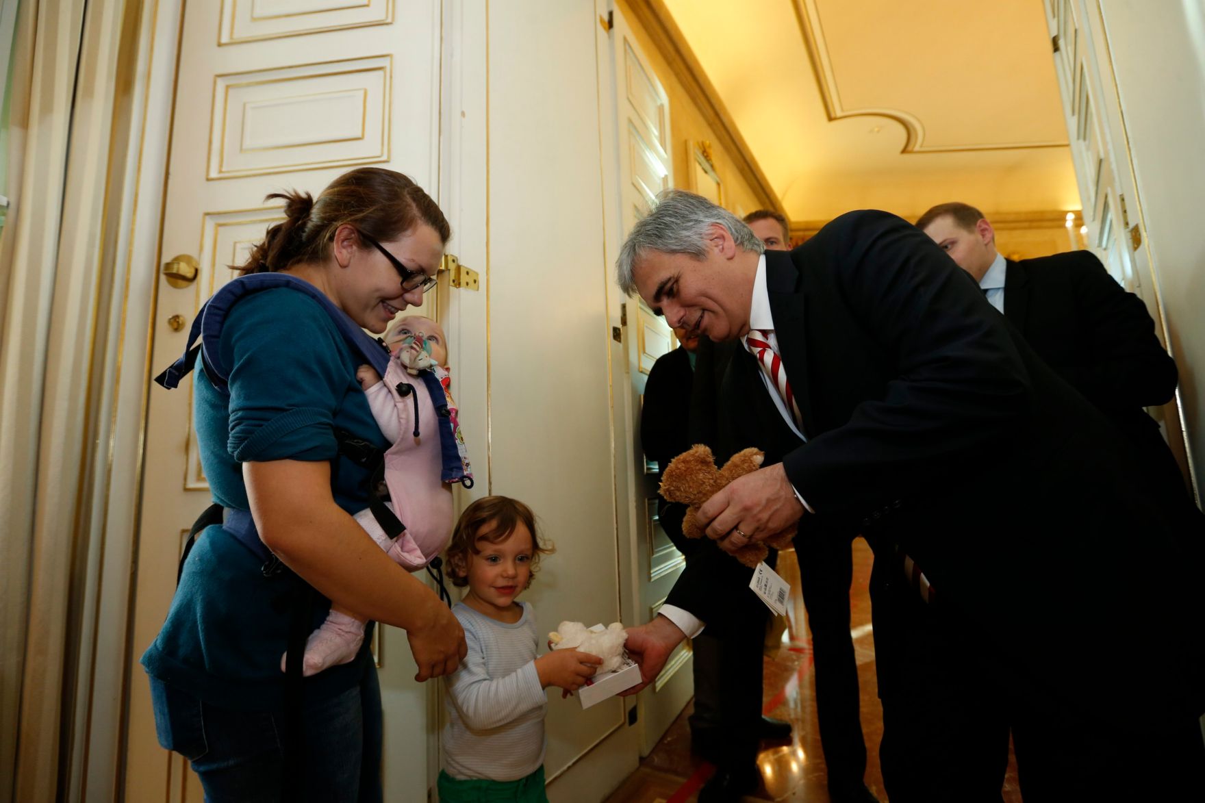 Am 26. Oktober 2013 empfing Bundeskanzler Werner Faymann im Rahmen des Nationalfeiertages Besucherinnen und Besucher im Bundeskanzleramt.