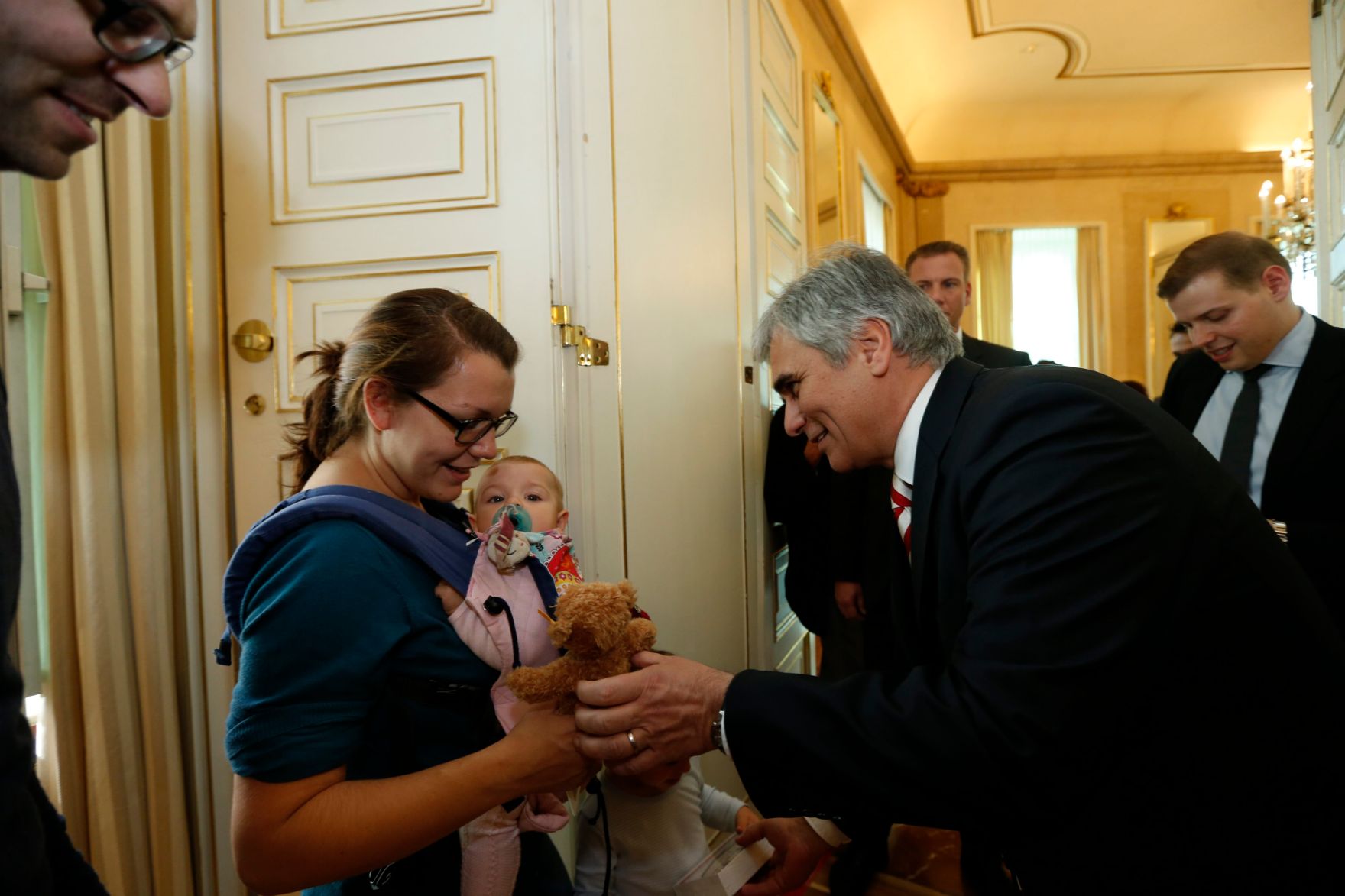 Am 26. Oktober 2013 empfing Bundeskanzler Werner Faymann im Rahmen des Nationalfeiertages Besucherinnen und Besucher im Bundeskanzleramt.