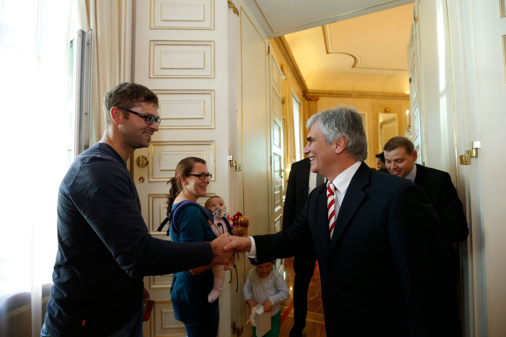Am 26. Oktober 2013 empfing Bundeskanzler Werner Faymann im Rahmen des Nationalfeiertages Besucherinnen und Besucher im Bundeskanzleramt.