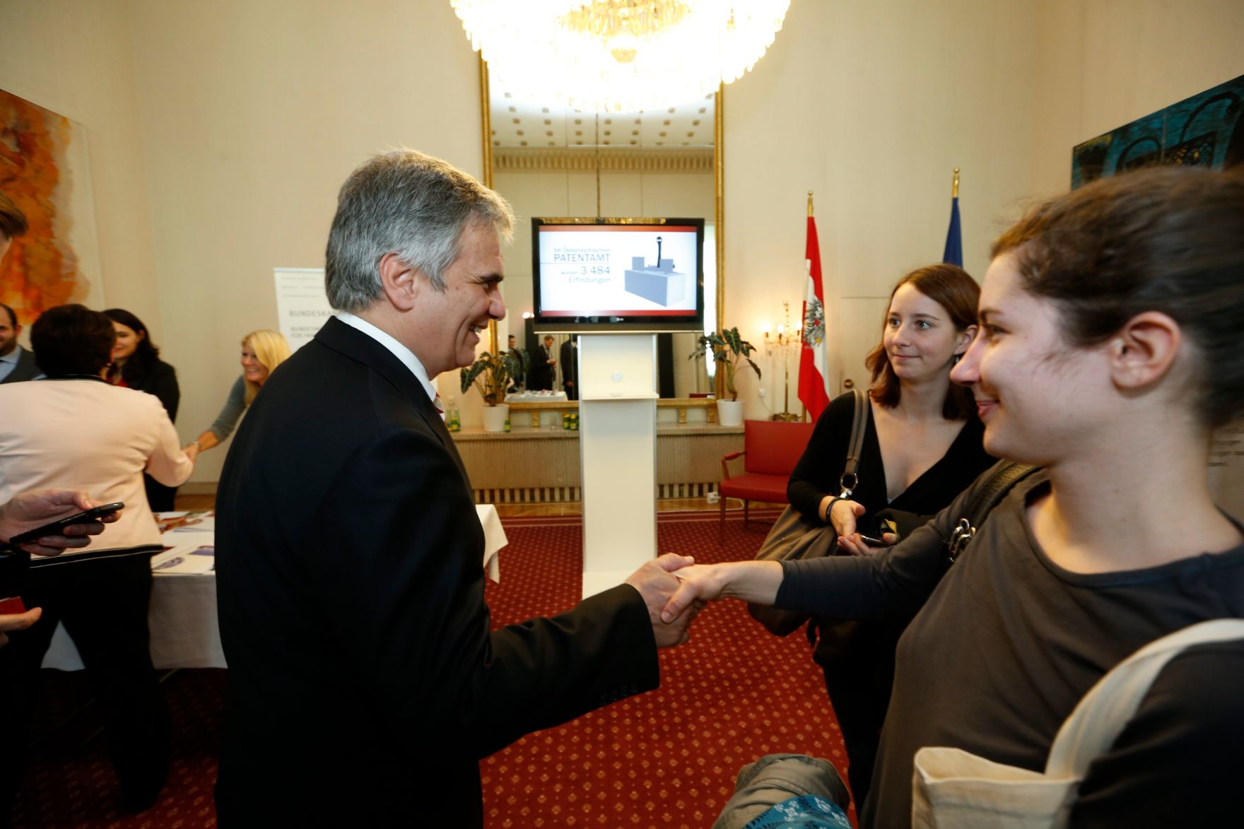 Am 26. Oktober 2013 empfing Bundeskanzler Werner Faymann im Rahmen des Nationalfeiertages Besucherinnen und Besucher im Bundeskanzleramt.