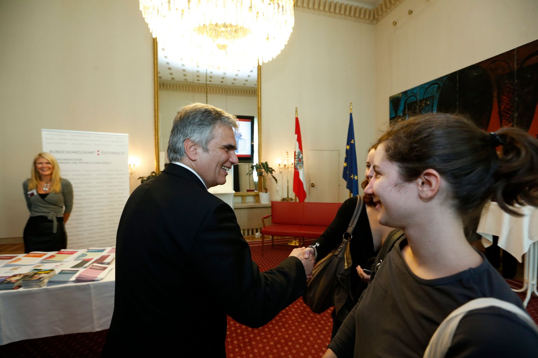 Am 26. Oktober 2013 empfing Bundeskanzler Werner Faymann im Rahmen des Nationalfeiertages Besucherinnen und Besucher im Bundeskanzleramt.
