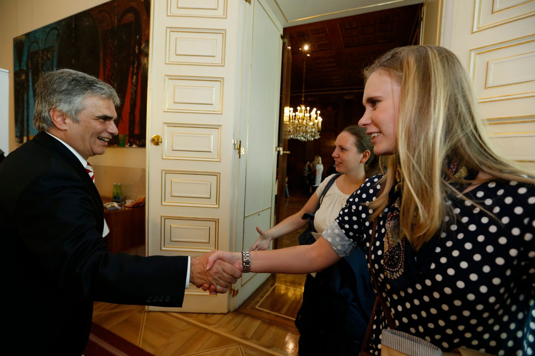 Am 26. Oktober 2013 empfing Bundeskanzler Werner Faymann im Rahmen des Nationalfeiertages Besucherinnen und Besucher im Bundeskanzleramt.