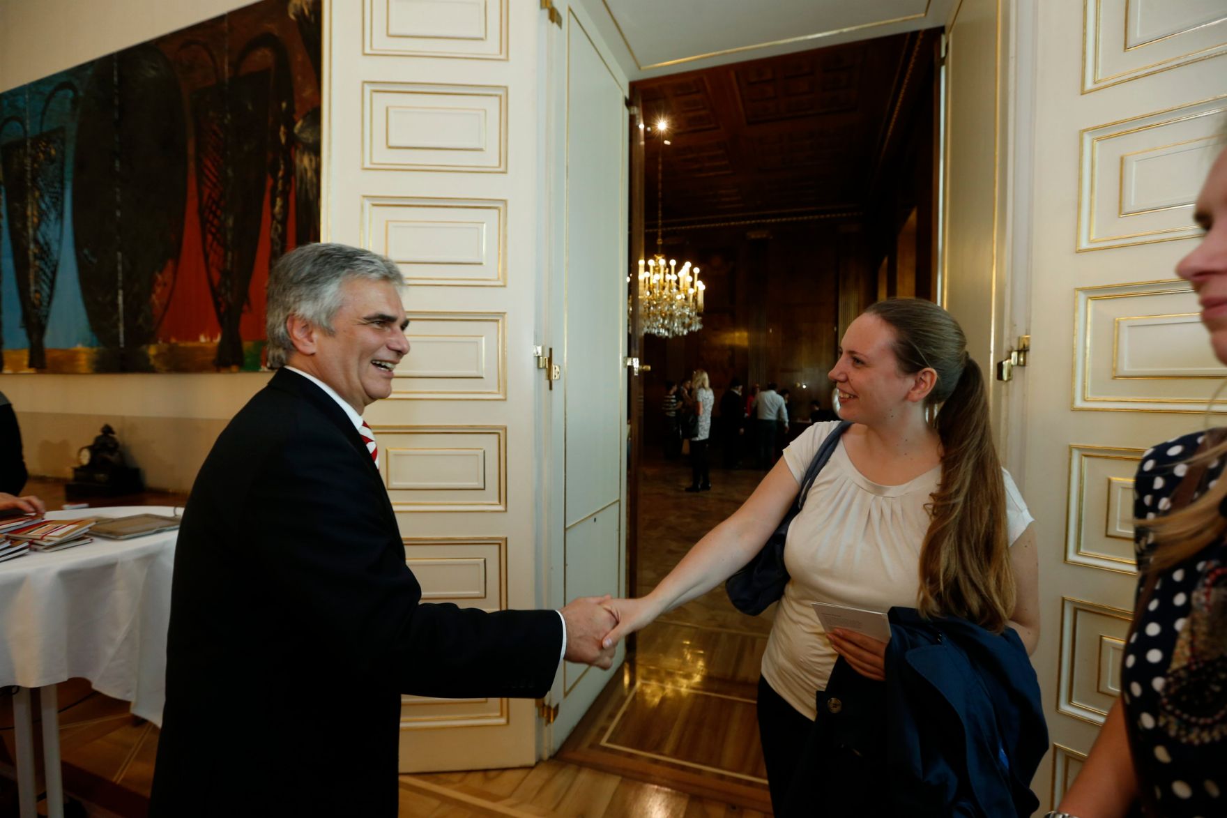 Am 26. Oktober 2013 empfing Bundeskanzler Werner Faymann im Rahmen des Nationalfeiertages Besucherinnen und Besucher im Bundeskanzleramt.