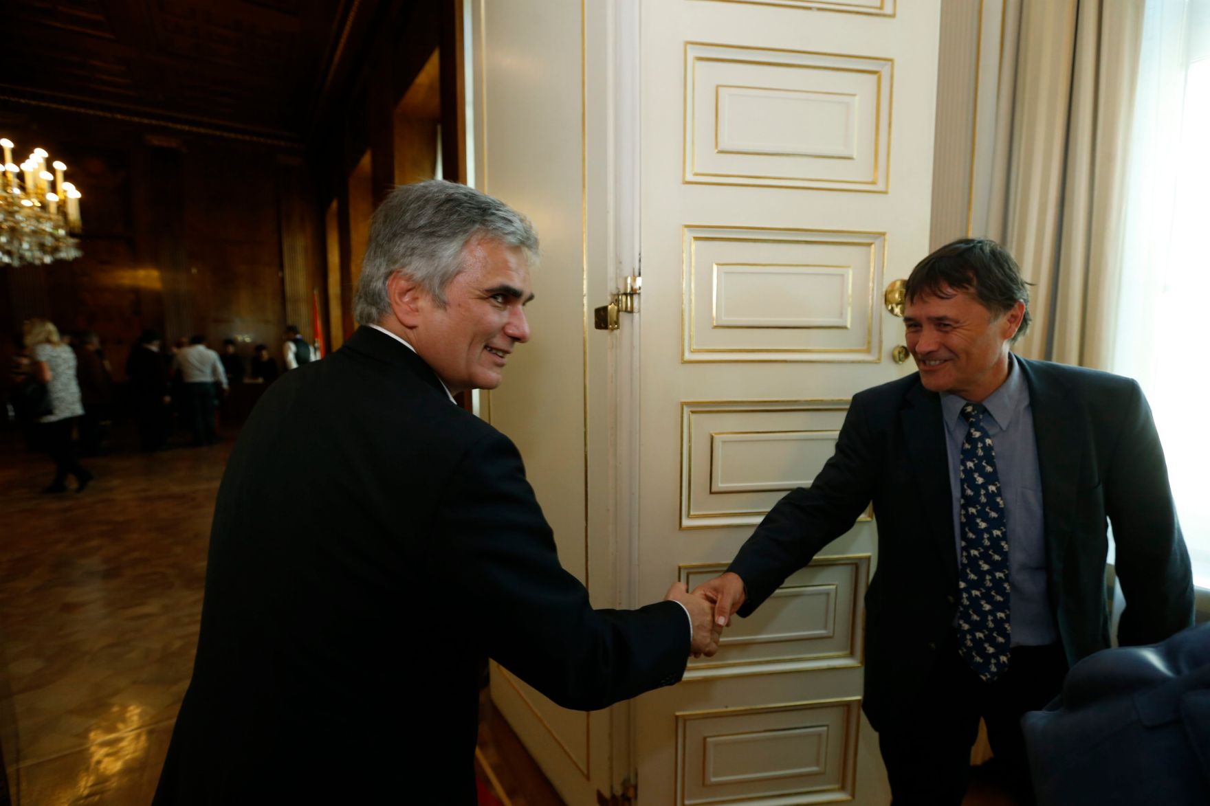 Am 26. Oktober 2013 empfing Bundeskanzler Werner Faymann im Rahmen des Nationalfeiertages Besucherinnen und Besucher im Bundeskanzleramt.