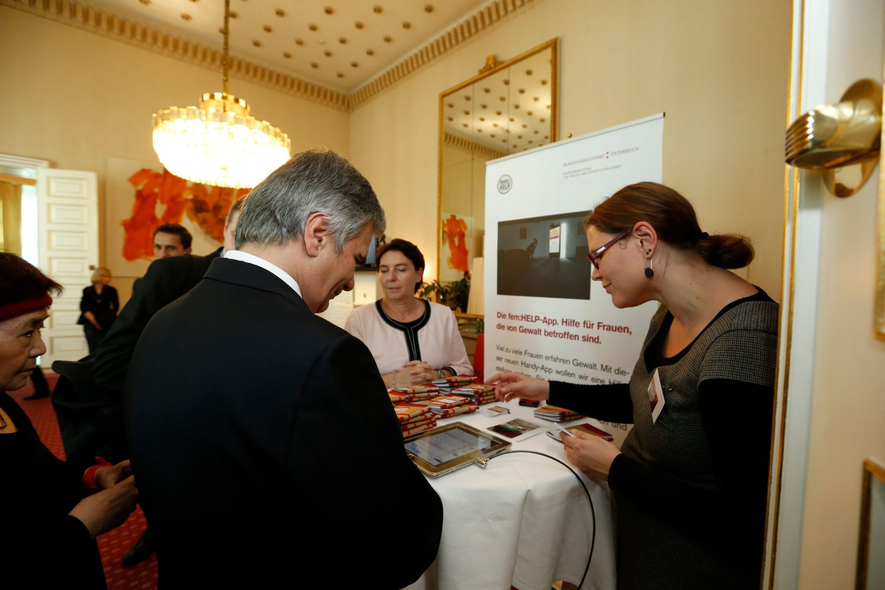 Am 26. Oktober 2013 empfing Bundeskanzler Werner Faymann im Rahmen des Nationalfeiertages Besucherinnen und Besucher im Bundeskanzleramt.