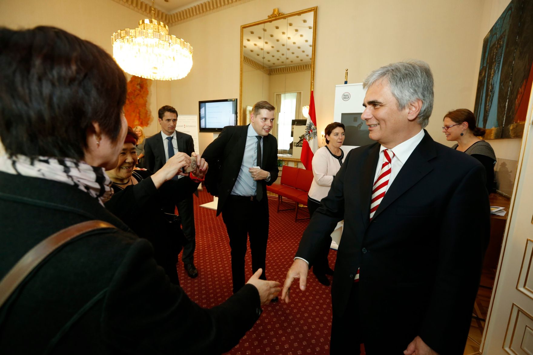 Am 26. Oktober 2013 empfing Bundeskanzler Werner Faymann im Rahmen des Nationalfeiertages Besucherinnen und Besucher im Bundeskanzleramt.