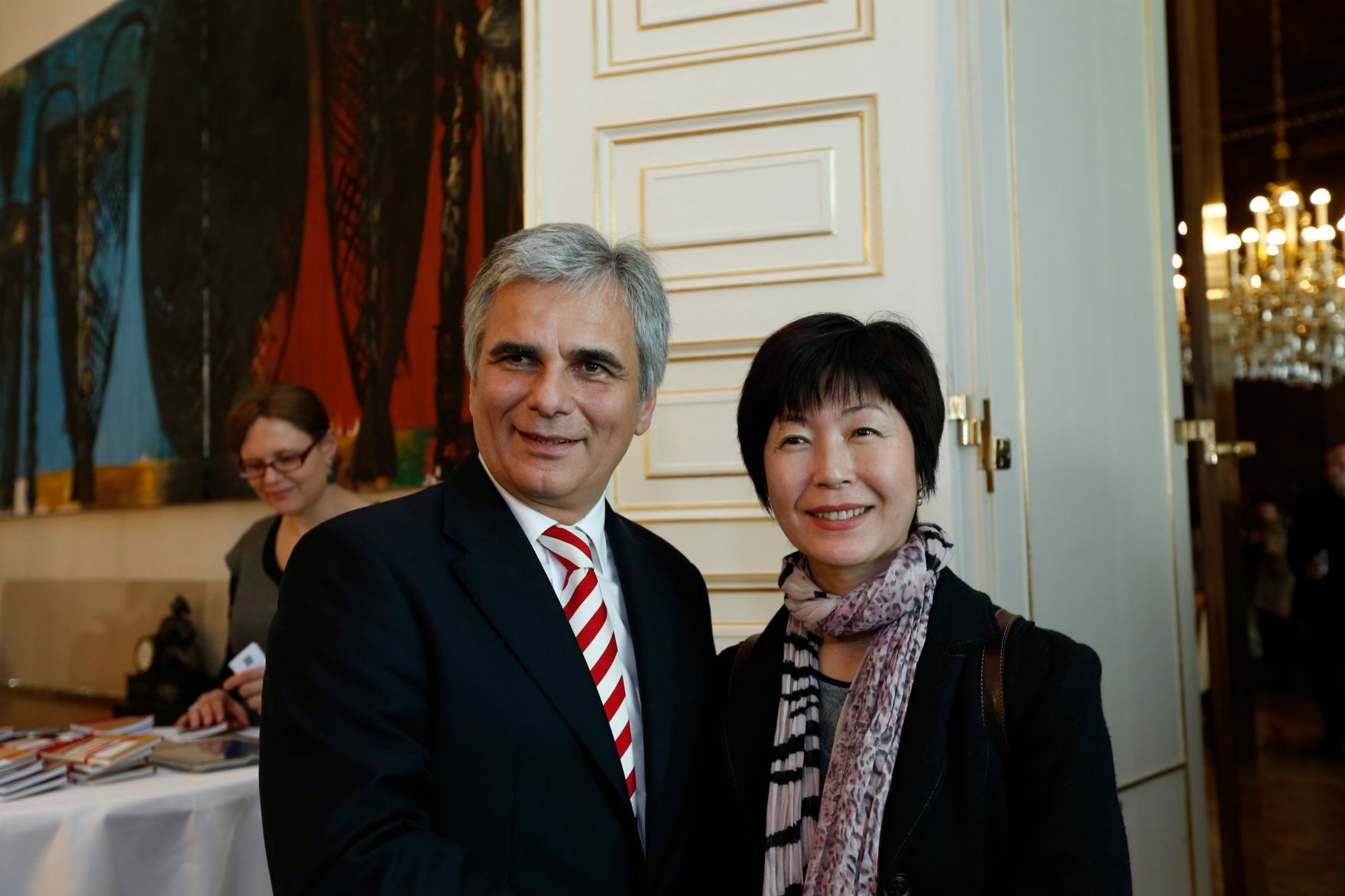 Am 26. Oktober 2013 empfing Bundeskanzler Werner Faymann im Rahmen des Nationalfeiertages Besucherinnen und Besucher im Bundeskanzleramt.