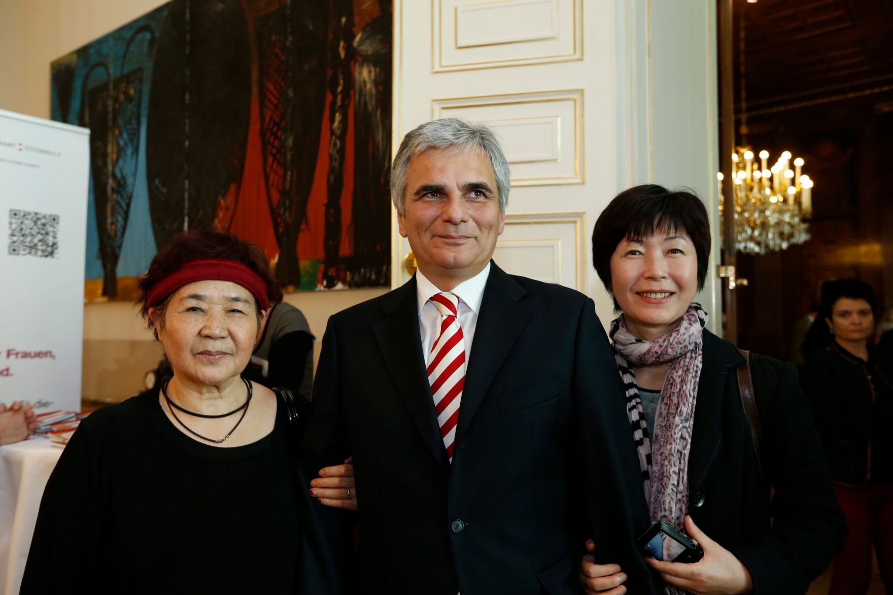 Am 26. Oktober 2013 empfing Bundeskanzler Werner Faymann im Rahmen des Nationalfeiertages Besucherinnen und Besucher im Bundeskanzleramt.