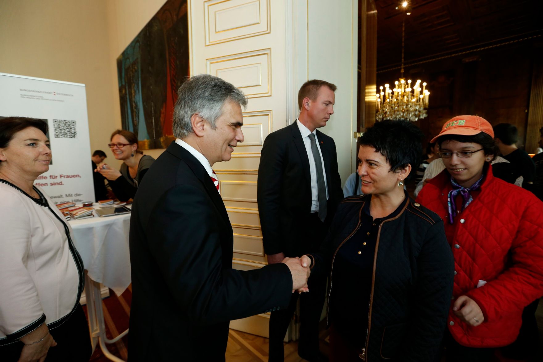 Am 26. Oktober 2013 empfing Bundeskanzler Werner Faymann im Rahmen des Nationalfeiertages Besucherinnen und Besucher im Bundeskanzleramt.