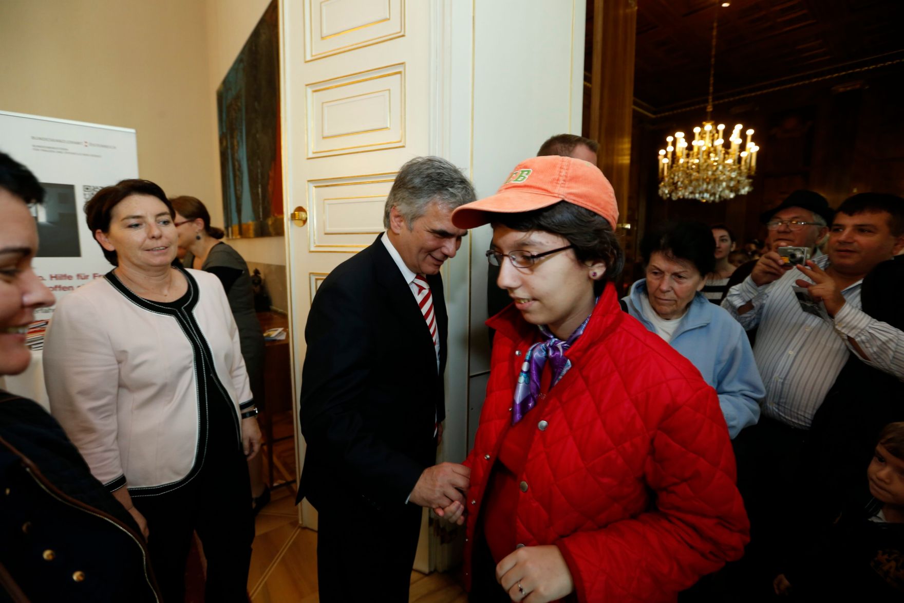 Am 26. Oktober 2013 empfing Bundeskanzler Werner Faymann im Rahmen des Nationalfeiertages Besucherinnen und Besucher im Bundeskanzleramt.