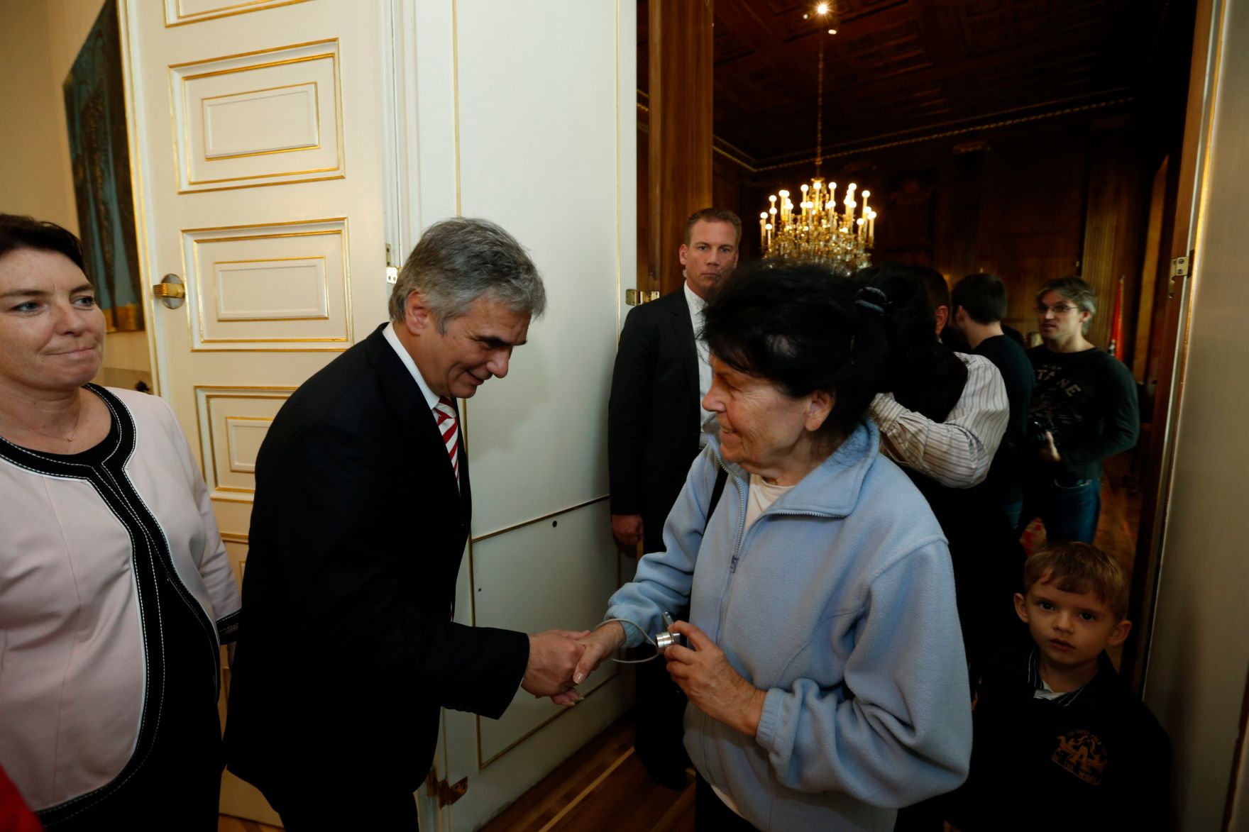 Am 26. Oktober 2013 empfing Bundeskanzler Werner Faymann im Rahmen des Nationalfeiertages Besucherinnen und Besucher im Bundeskanzleramt.