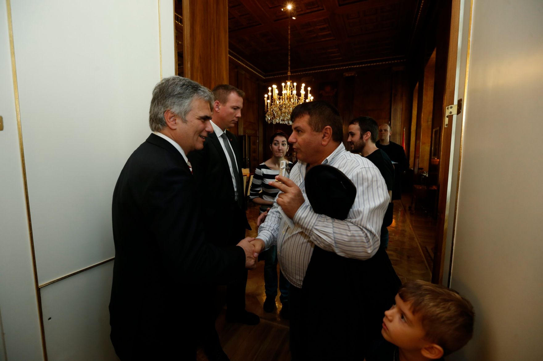Am 26. Oktober 2013 empfing Bundeskanzler Werner Faymann im Rahmen des Nationalfeiertages Besucherinnen und Besucher im Bundeskanzleramt.