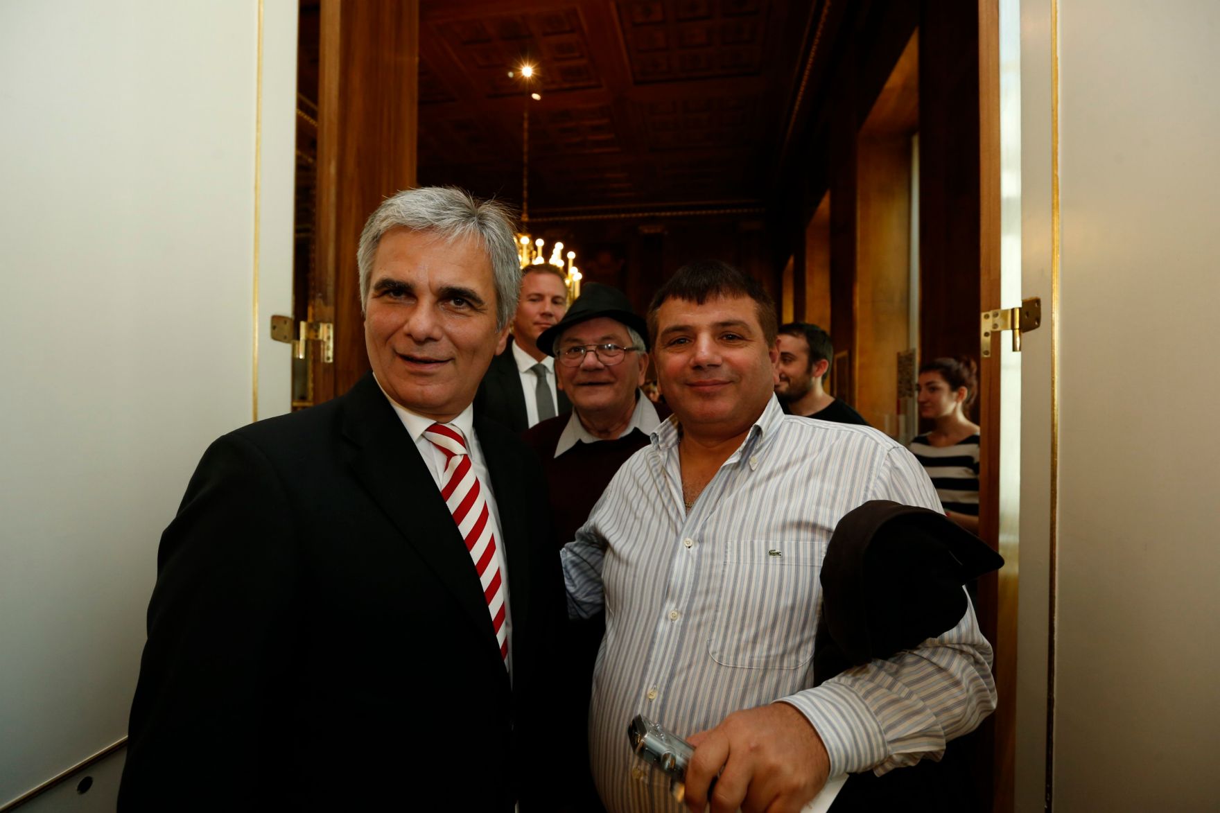 Am 26. Oktober 2013 empfing Bundeskanzler Werner Faymann im Rahmen des Nationalfeiertages Besucherinnen und Besucher im Bundeskanzleramt.
