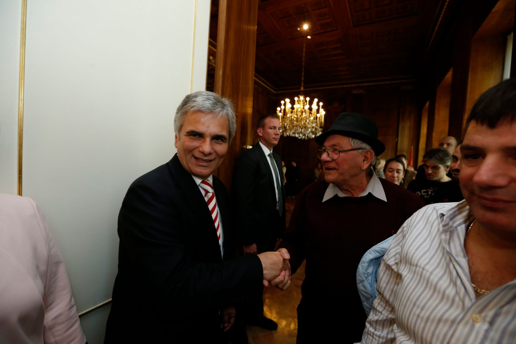 Am 26. Oktober 2013 empfing Bundeskanzler Werner Faymann im Rahmen des Nationalfeiertages Besucherinnen und Besucher im Bundeskanzleramt.