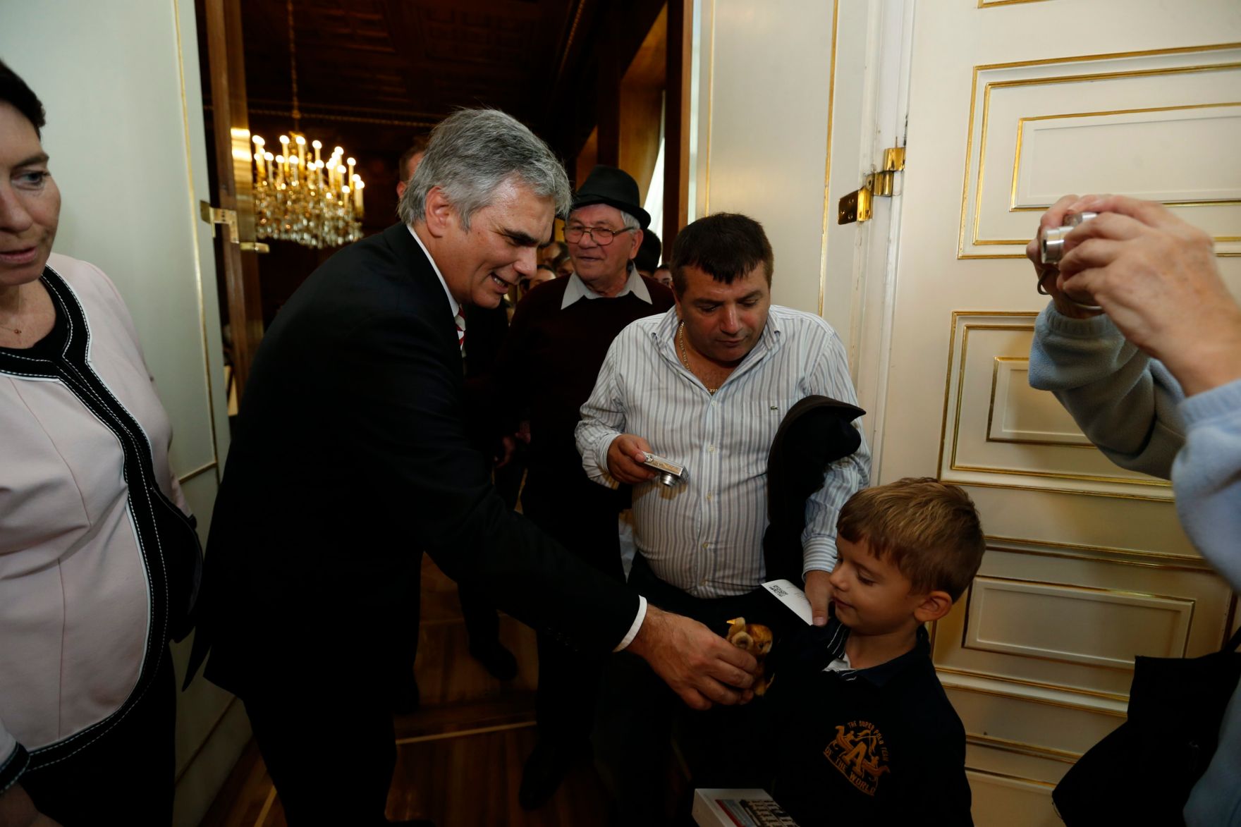 Am 26. Oktober 2013 empfing Bundeskanzler Werner Faymann im Rahmen des Nationalfeiertages Besucherinnen und Besucher im Bundeskanzleramt.