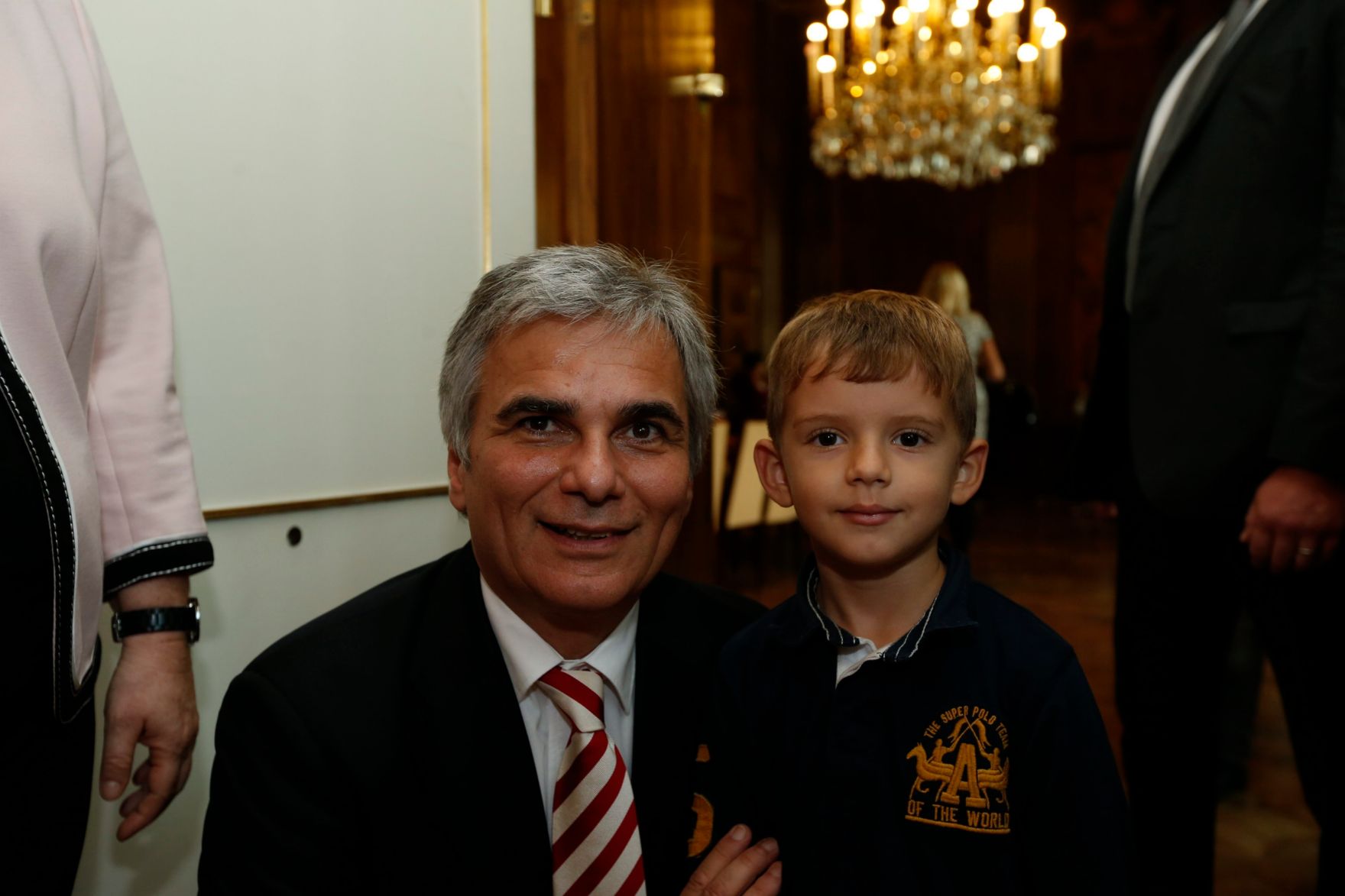 Am 26. Oktober 2013 empfing Bundeskanzler Werner Faymann im Rahmen des Nationalfeiertages Besucherinnen und Besucher im Bundeskanzleramt.