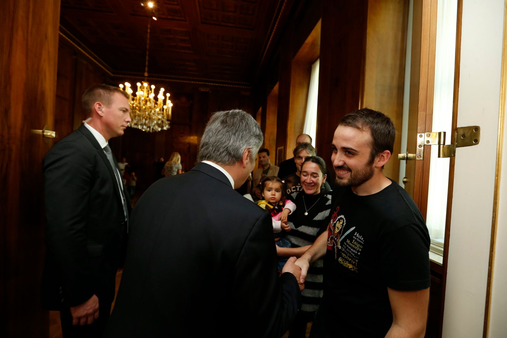 Am 26. Oktober 2013 empfing Bundeskanzler Werner Faymann im Rahmen des Nationalfeiertages Besucherinnen und Besucher im Bundeskanzleramt.